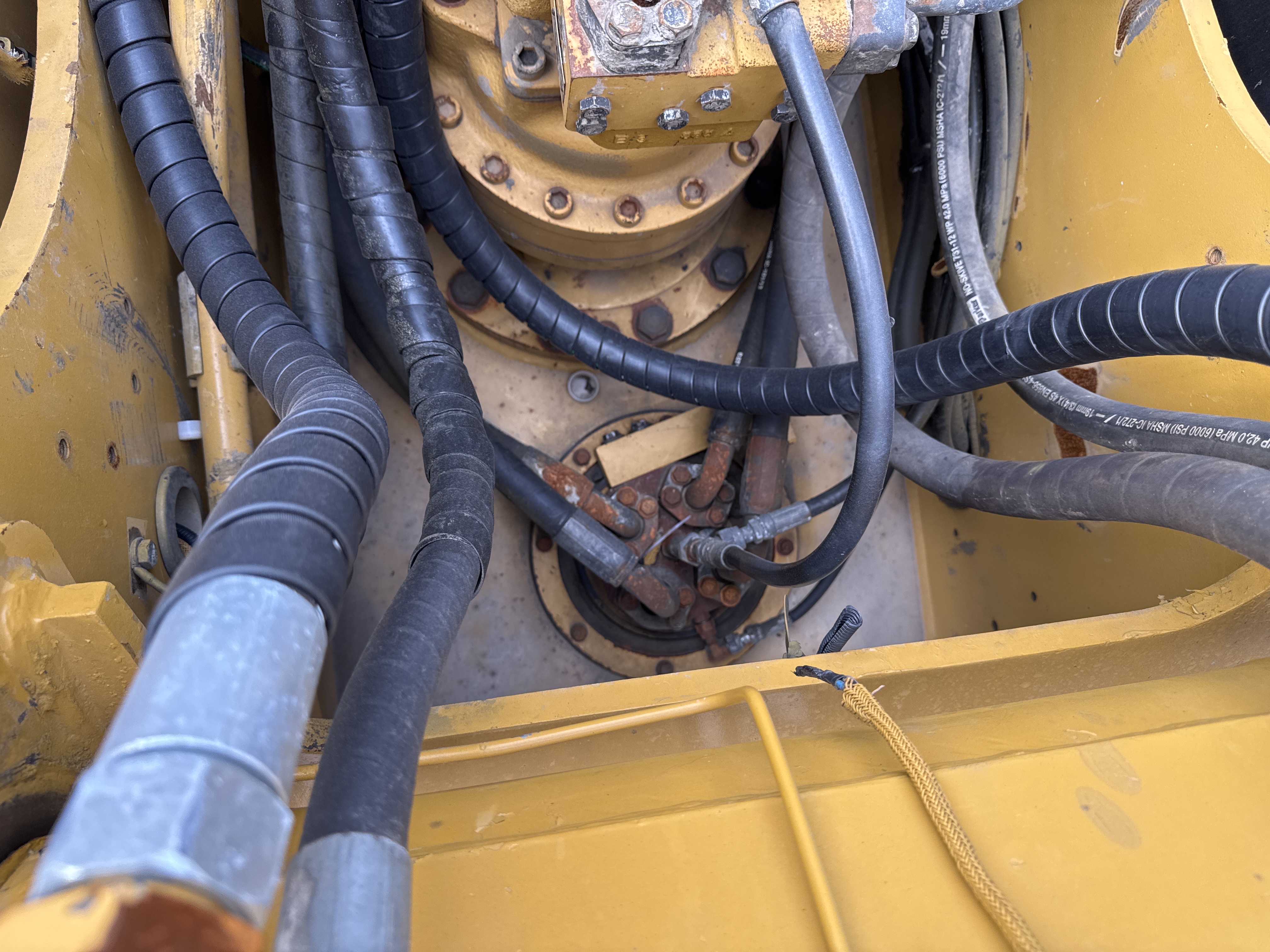 MDX-013-Cat-323D3-Medium-excavators-inspection-Hydraulics-Hydraulic-hoses-and-lines-2