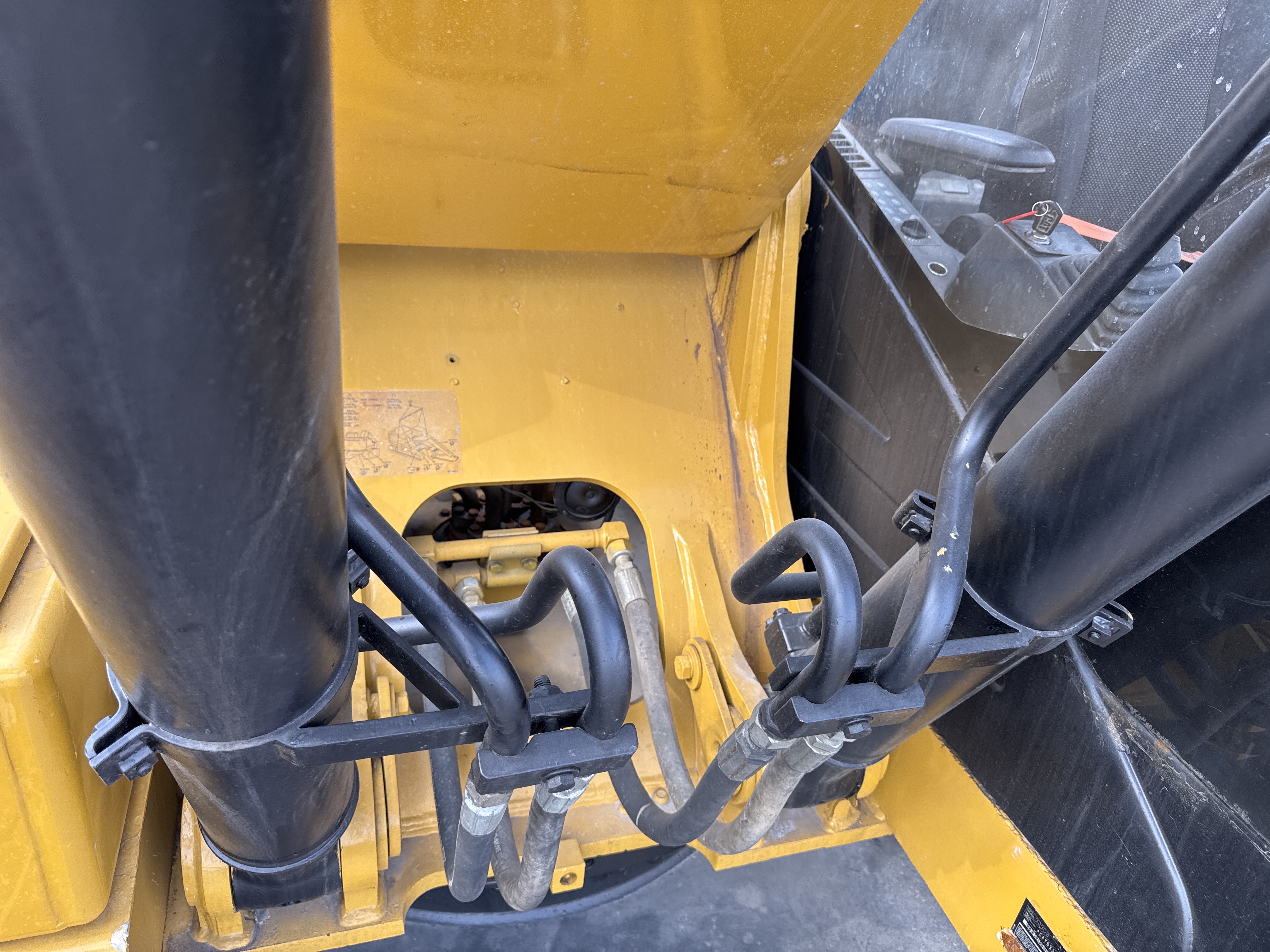 MDX-013-Cat-323D3-Medium-excavators-inspection-Hydraulics-Hydraulic-hoses-and-lines-2