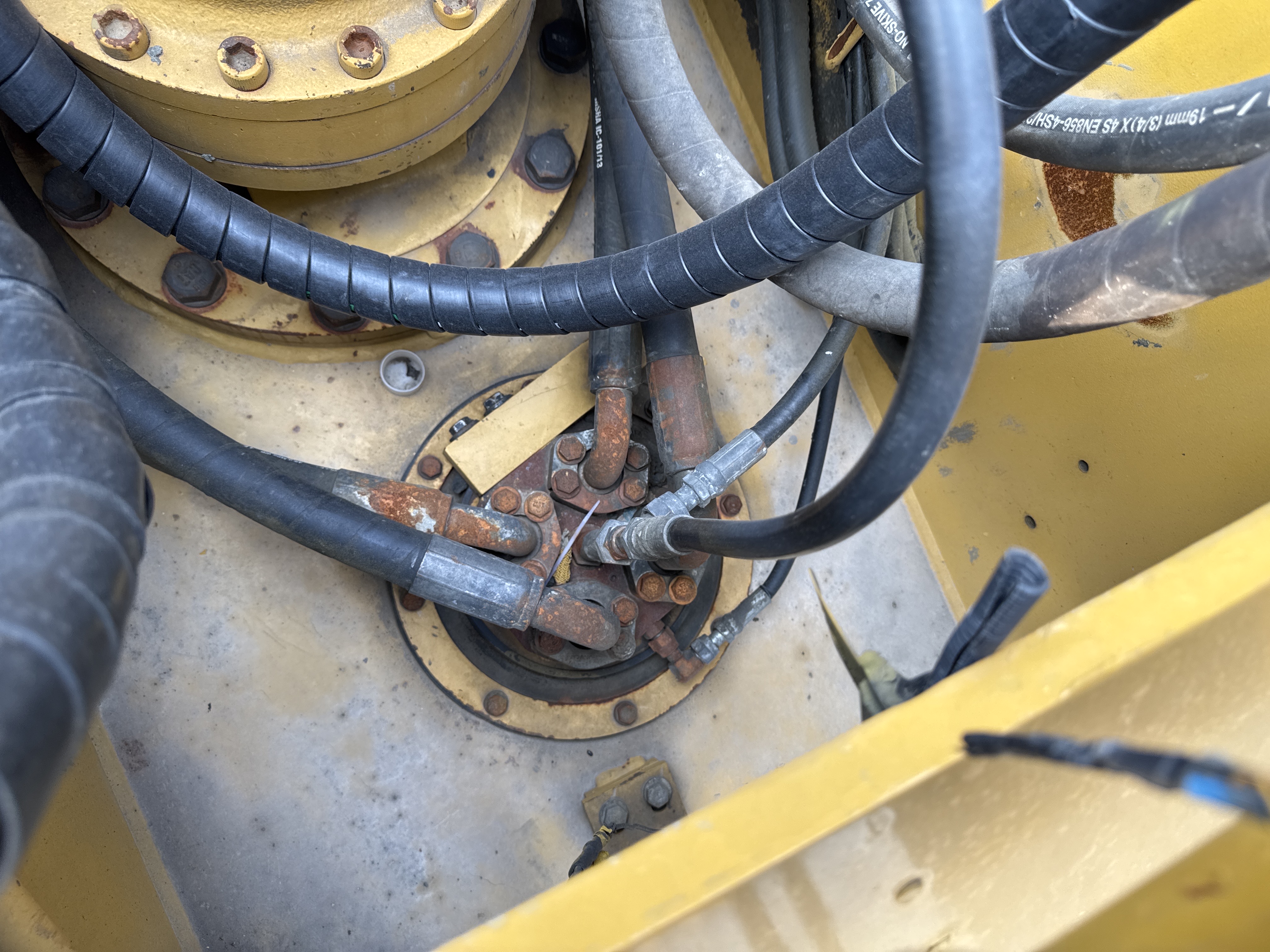 MDX-013-Cat-323D3-Medium-excavators-inspection-Hydraulics-Turntable/slewing-assembly-2