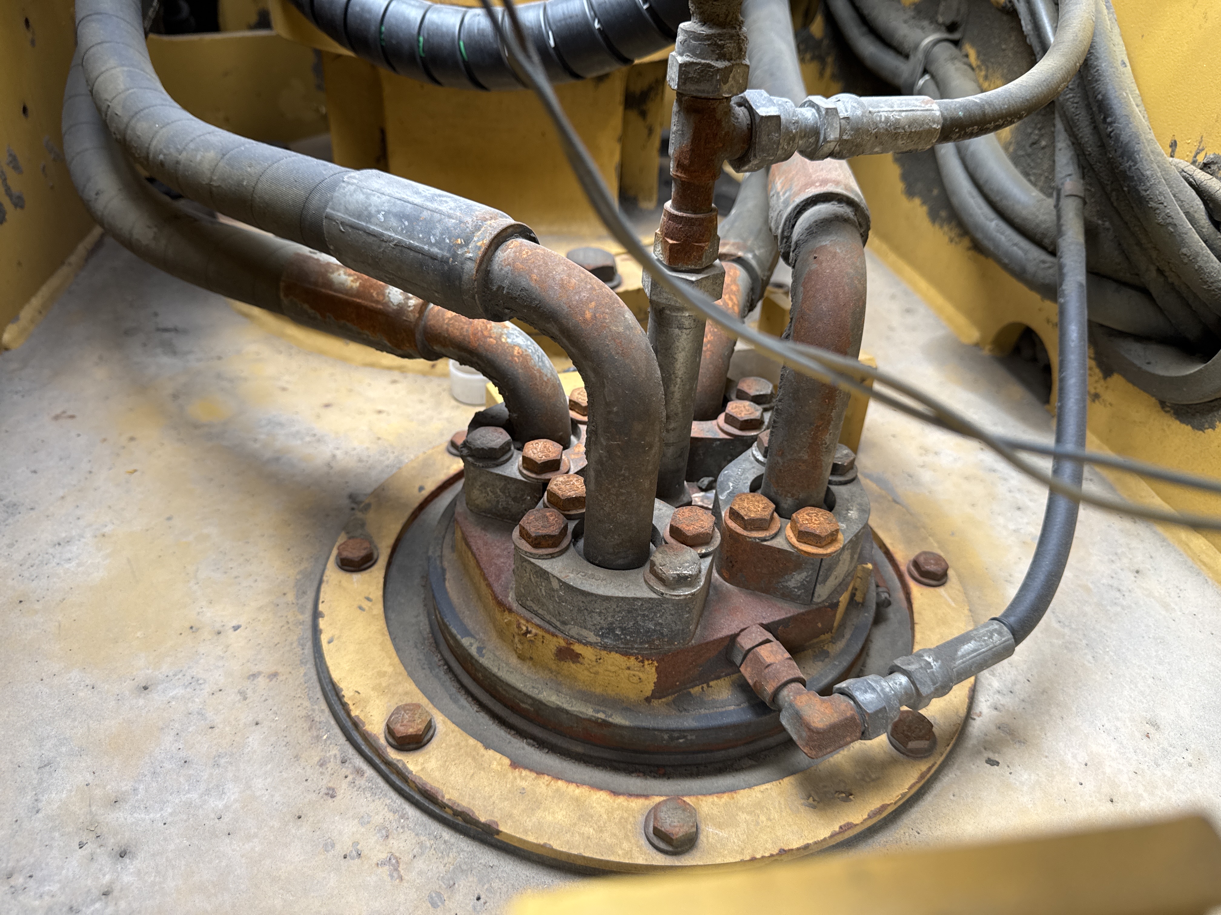 MDX-013-Cat-323D3-Medium-excavators-inspection-Hydraulics-Turntable/slewing-assembly-2