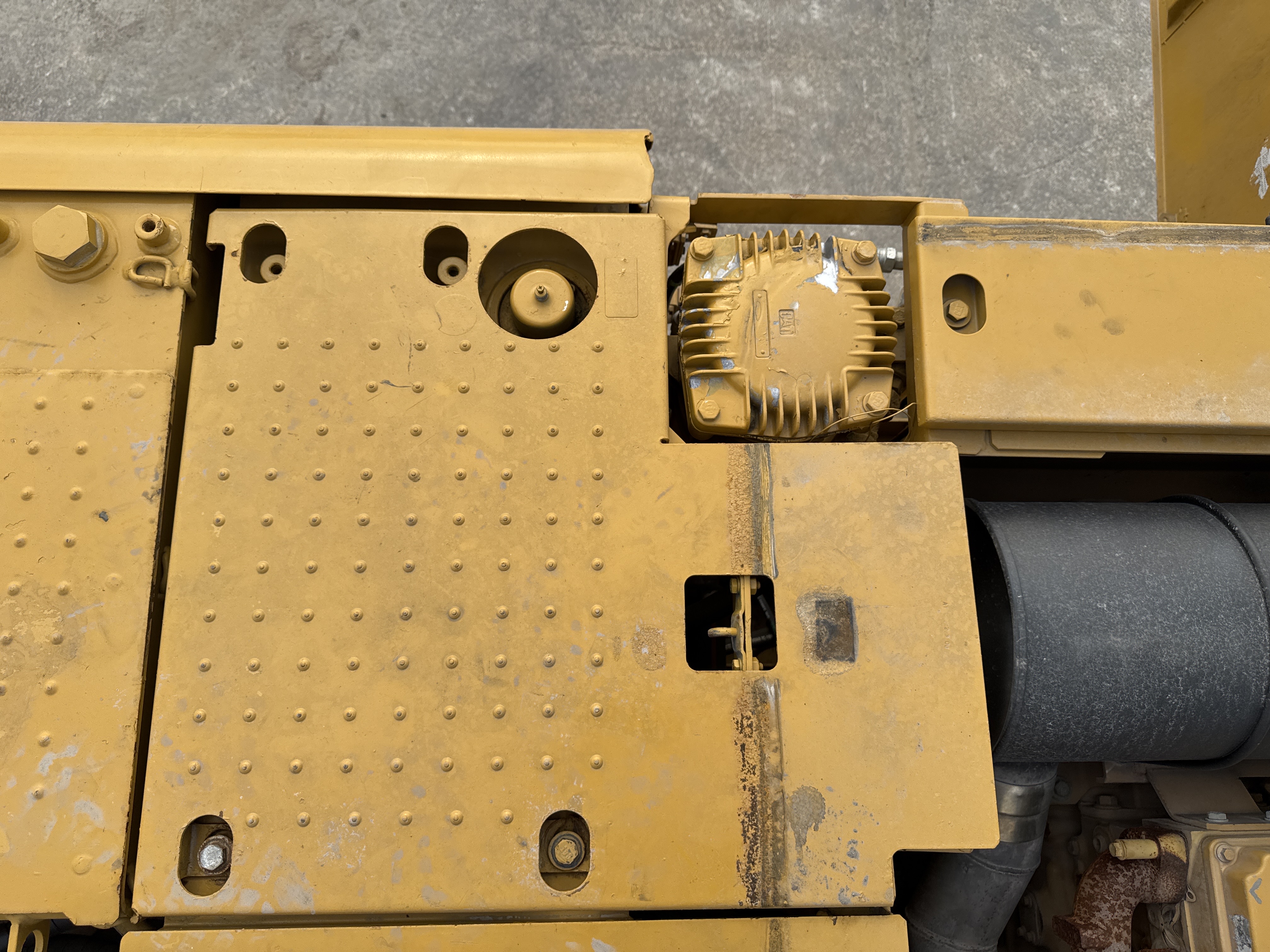 MDX-013-Cat-323D3-Medium-excavators-inspection-Hydraulics-Hydraulic-Tank-2