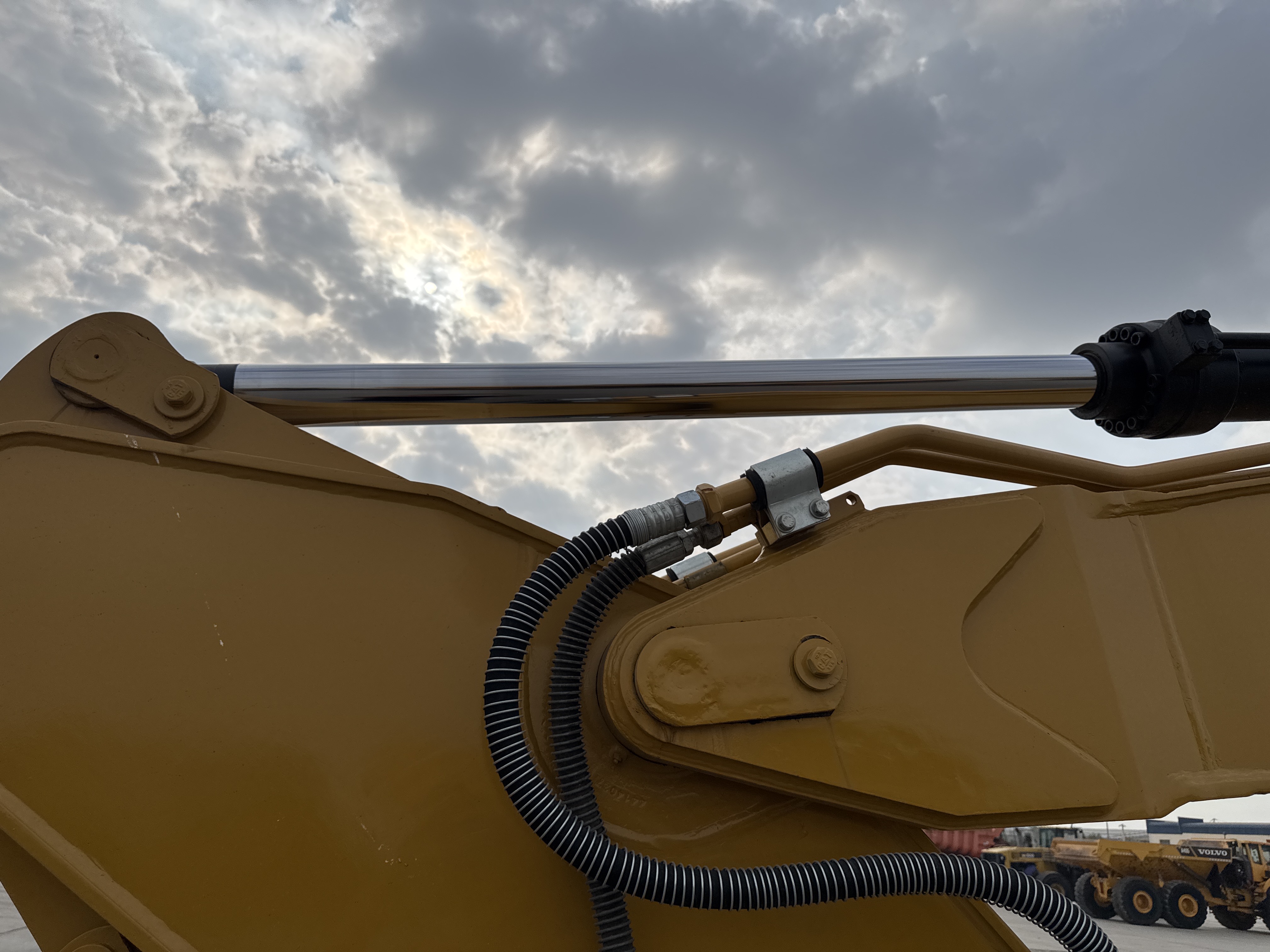 MDX-013-Cat-323D3-Medium-excavators-inspection-Hydraulics-Stick-cylinder-2