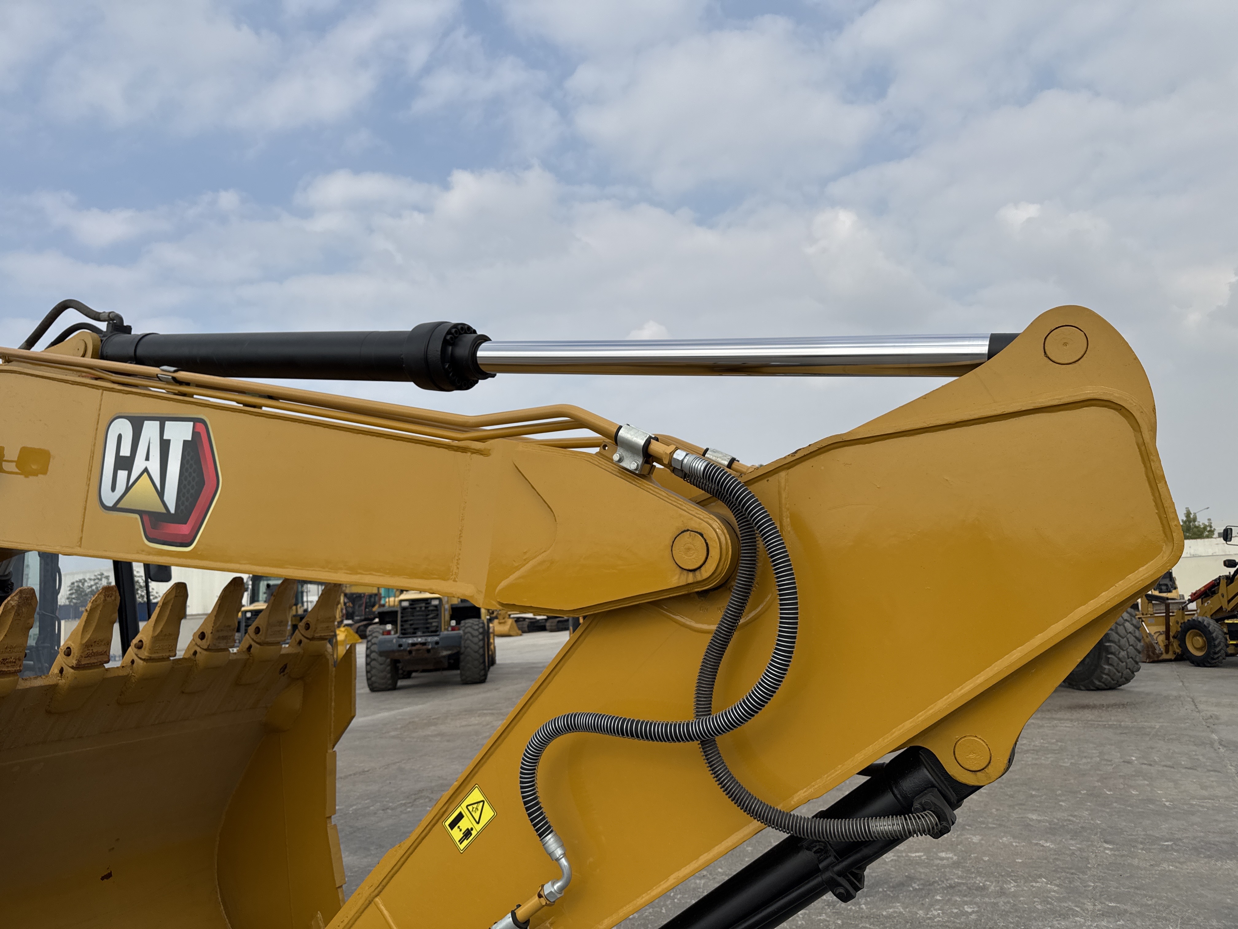 MDX-013-Cat-323D3-Medium-excavators-inspection-Hydraulics-Stick-cylinder-2