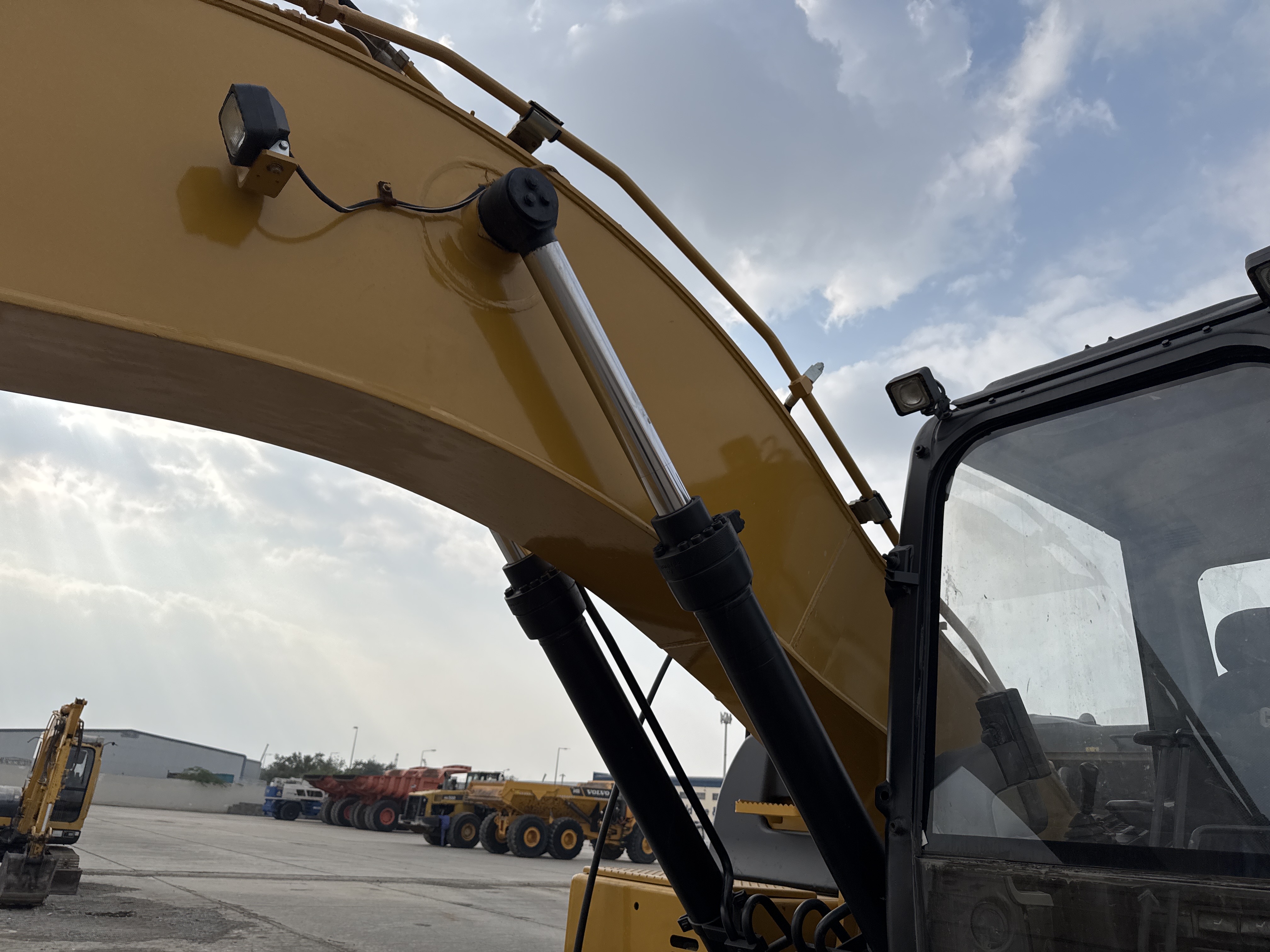 MDX-013-Cat-323D3-Medium-excavators-inspection-Hydraulics-Boom-lift-cylinder-2