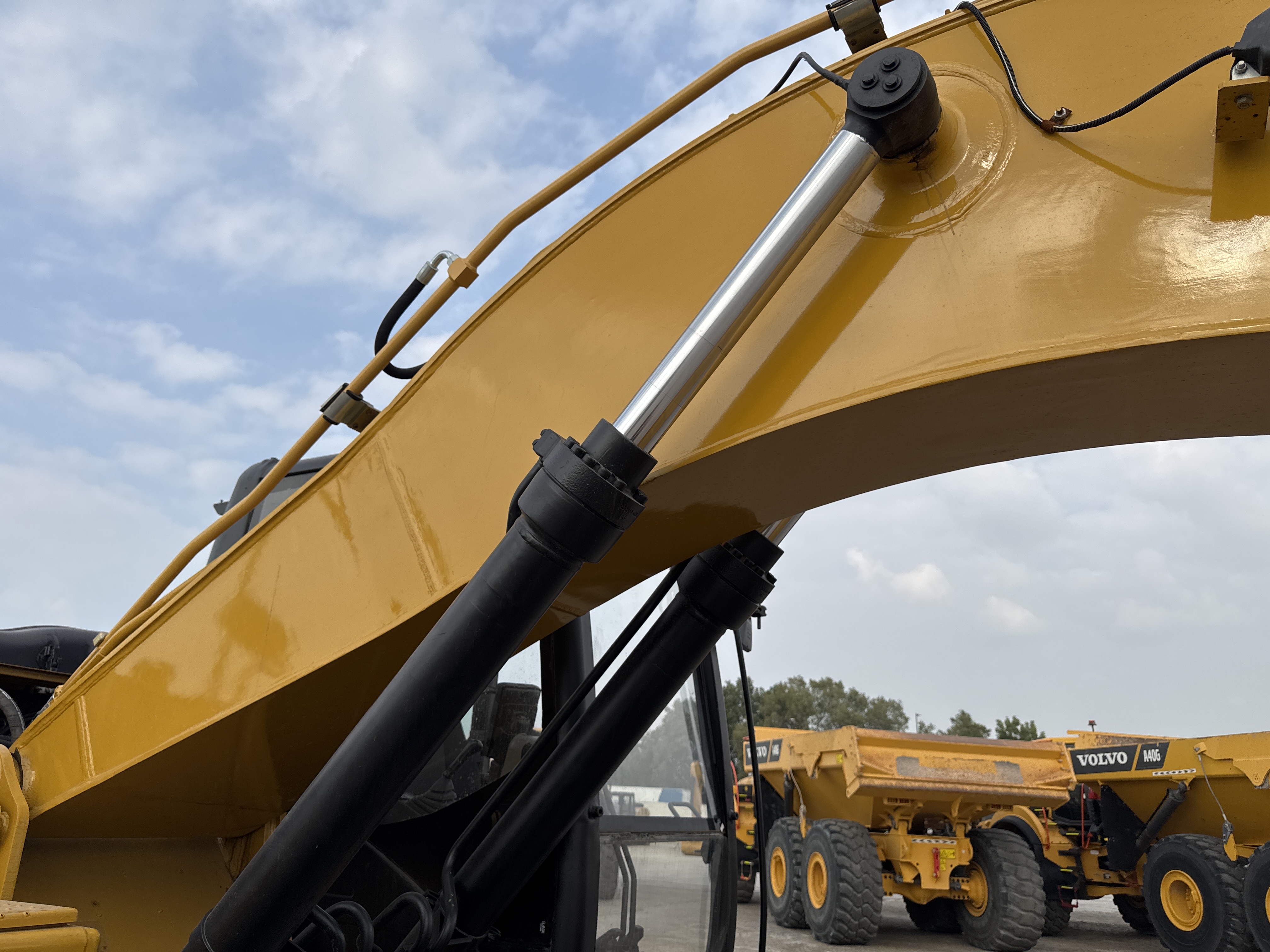MDX-013-Cat-323D3-Medium-excavators-inspection-Hydraulics-Boom-lift-cylinder-2