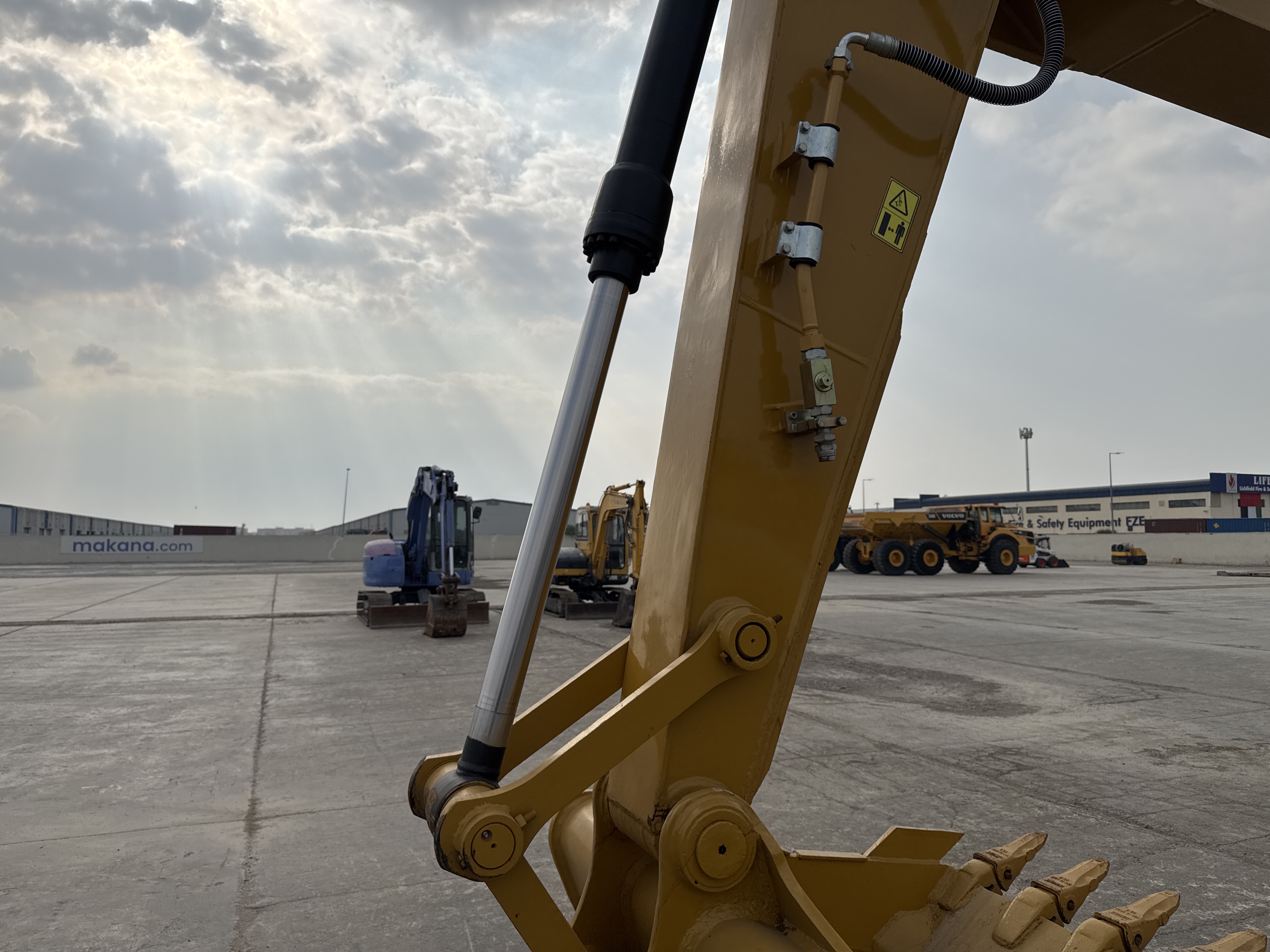MDX-013-Cat-323D3-Medium-excavators-inspection-Hydraulics-Bucket-cylinder-2