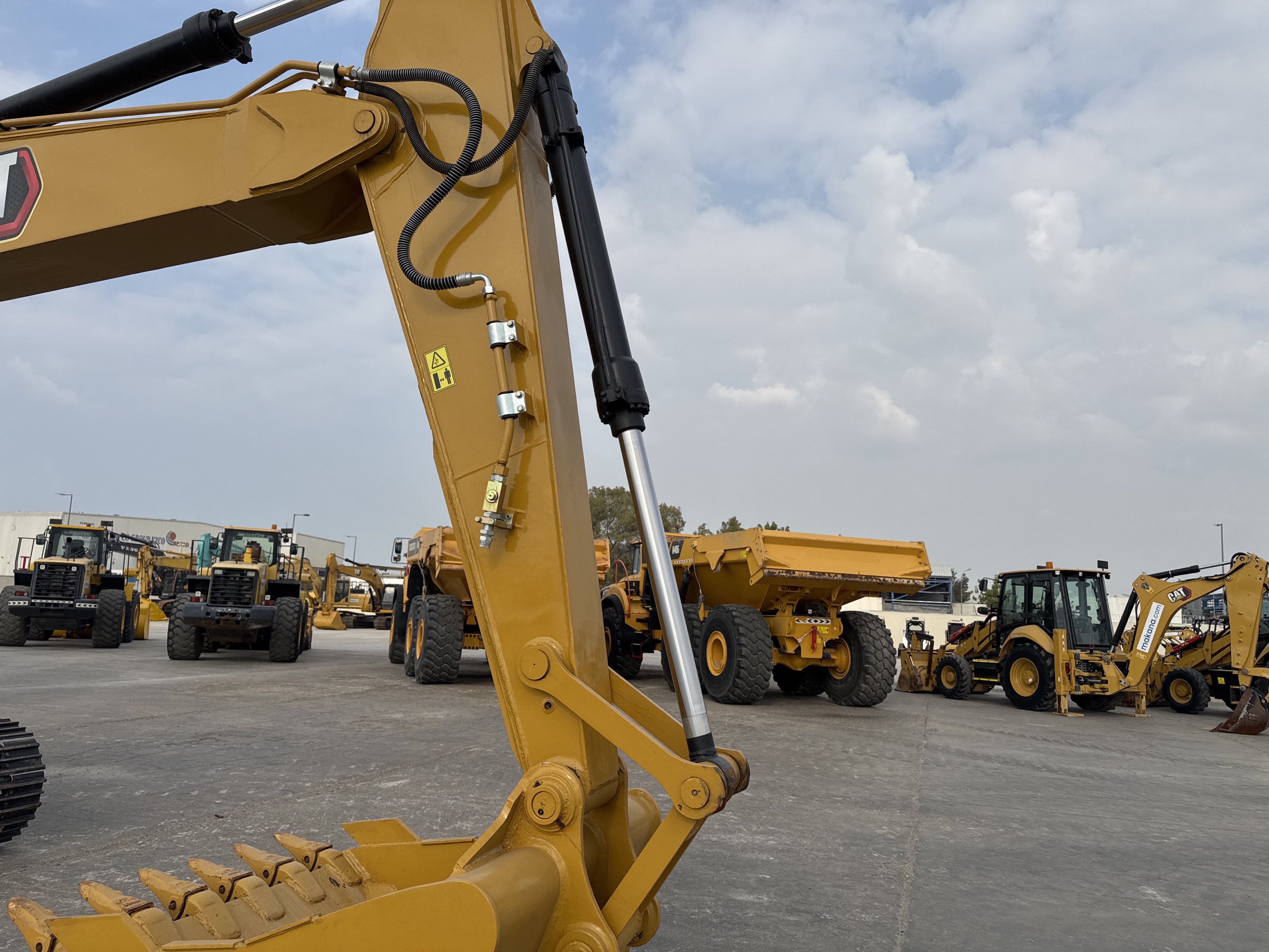MDX-013-Cat-323D3-Medium-excavators-inspection-Hydraulics-Bucket-cylinder-2