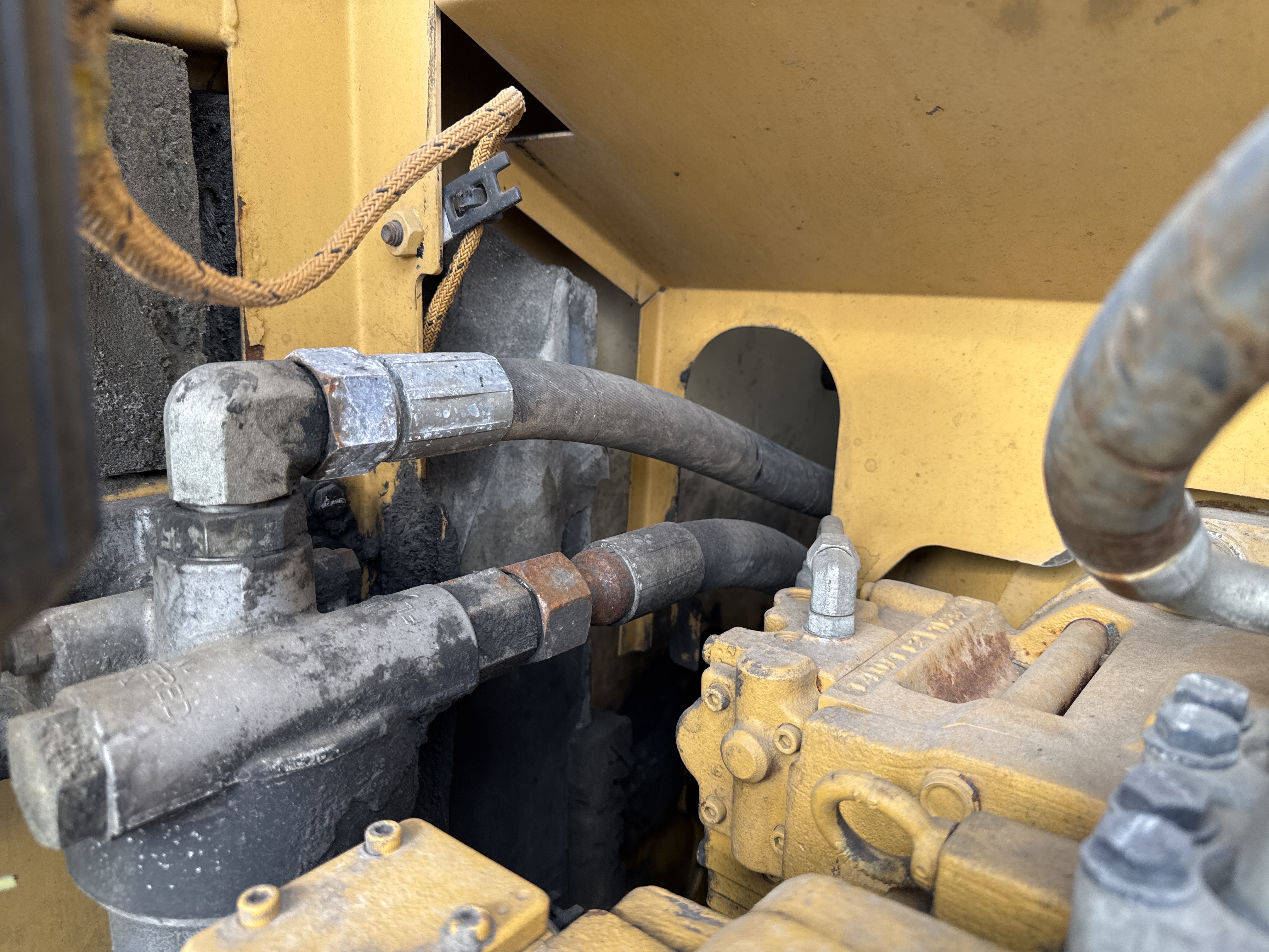 MDX-013-Cat-323D3-Medium-excavators-inspection-Engine-Hoses-2