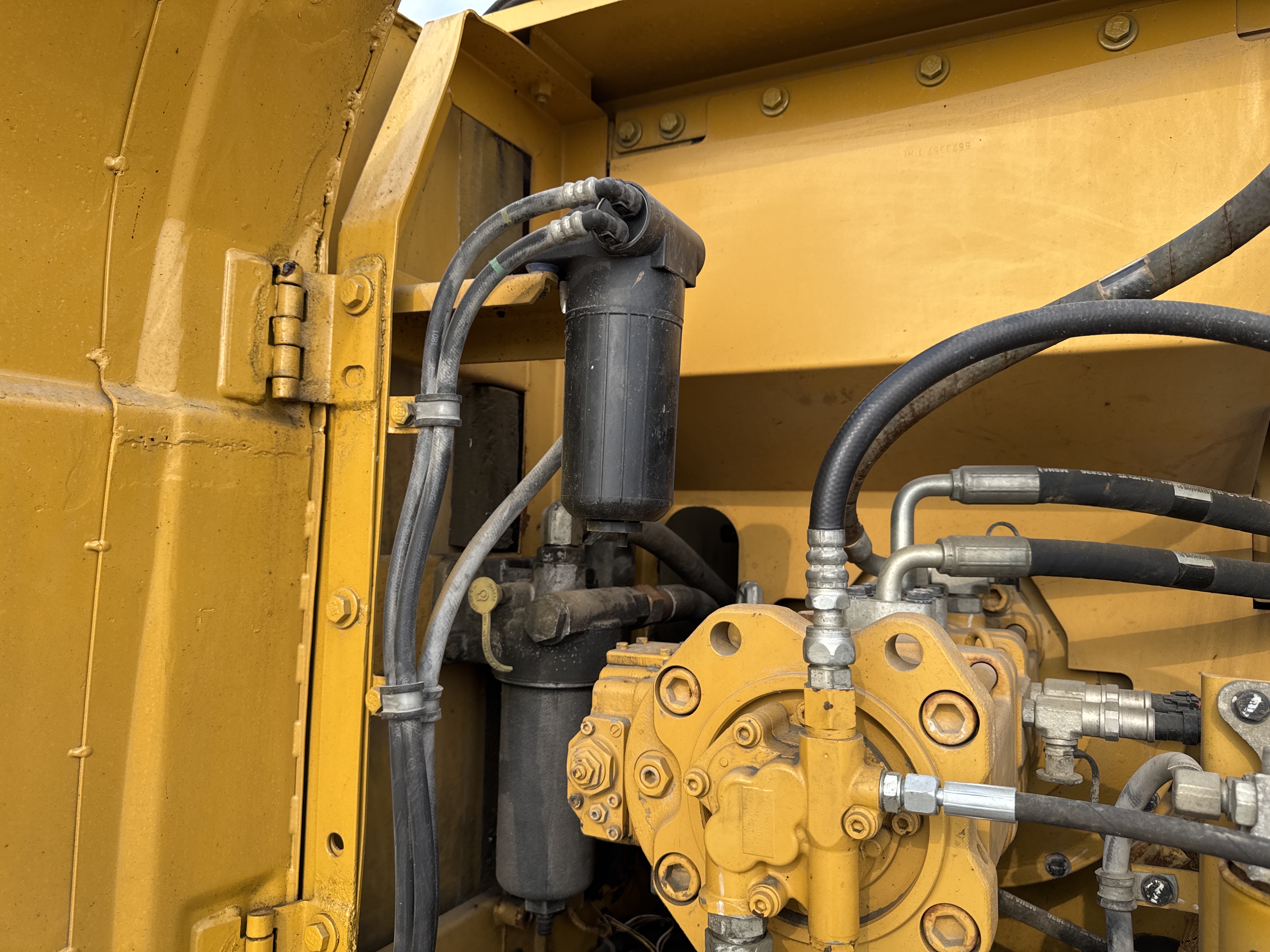 MDX-013-Cat-323D3-Medium-excavators-inspection-Engine-Hoses-2