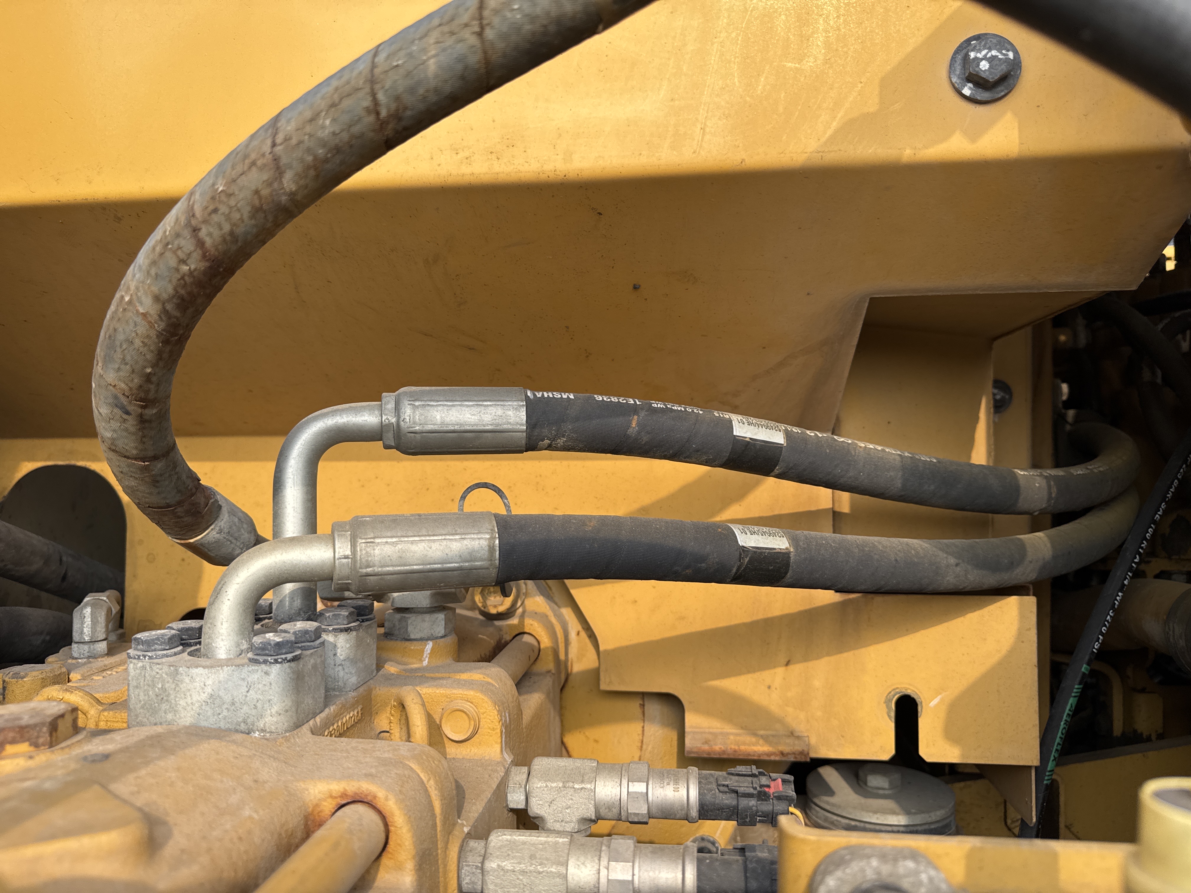 MDX-013-Cat-323D3-Medium-excavators-inspection-Engine-Hoses-2