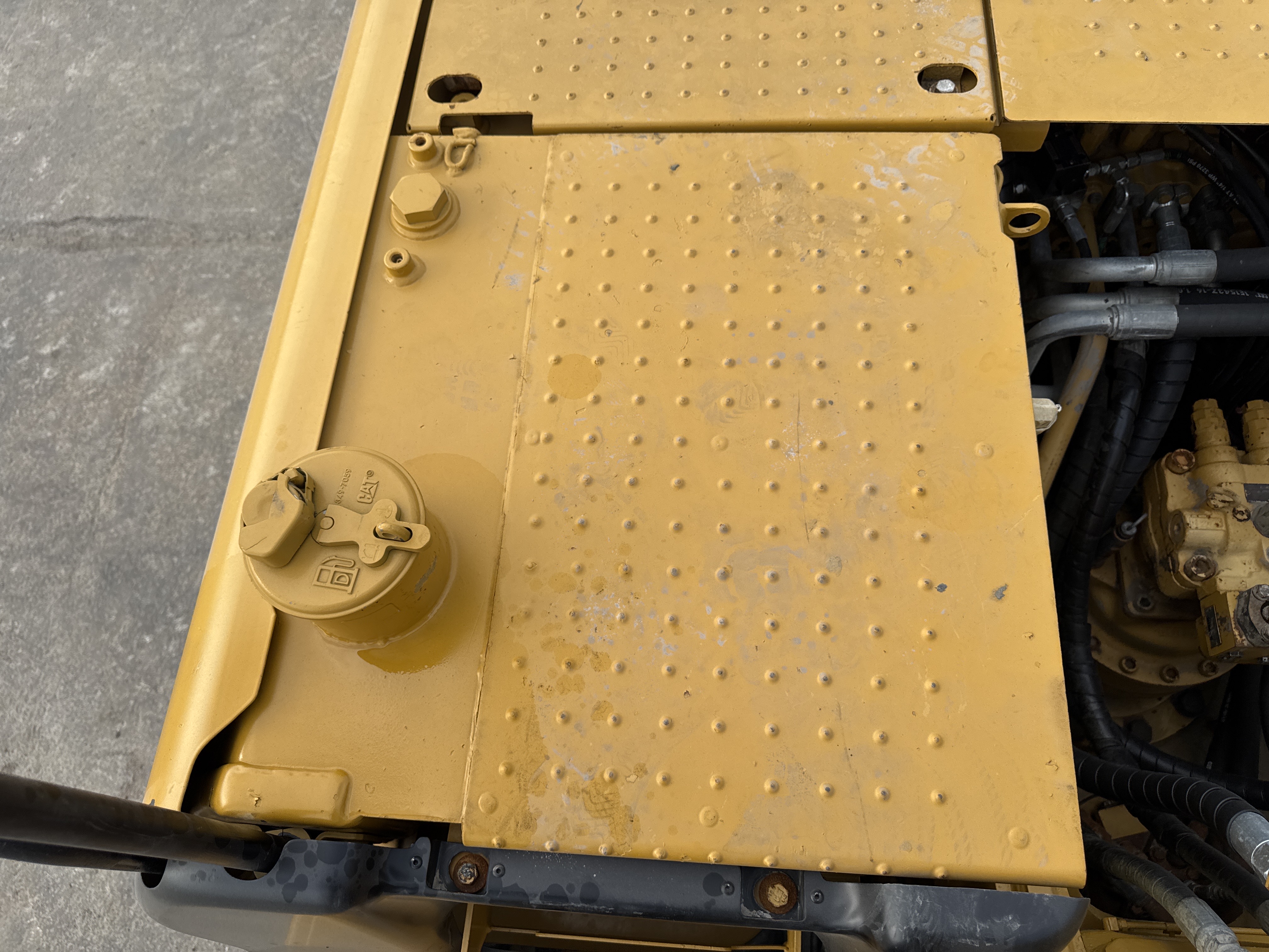 MDX-013-Cat-323D3-Medium-excavators-inspection-Engine-Fuel-tank-2