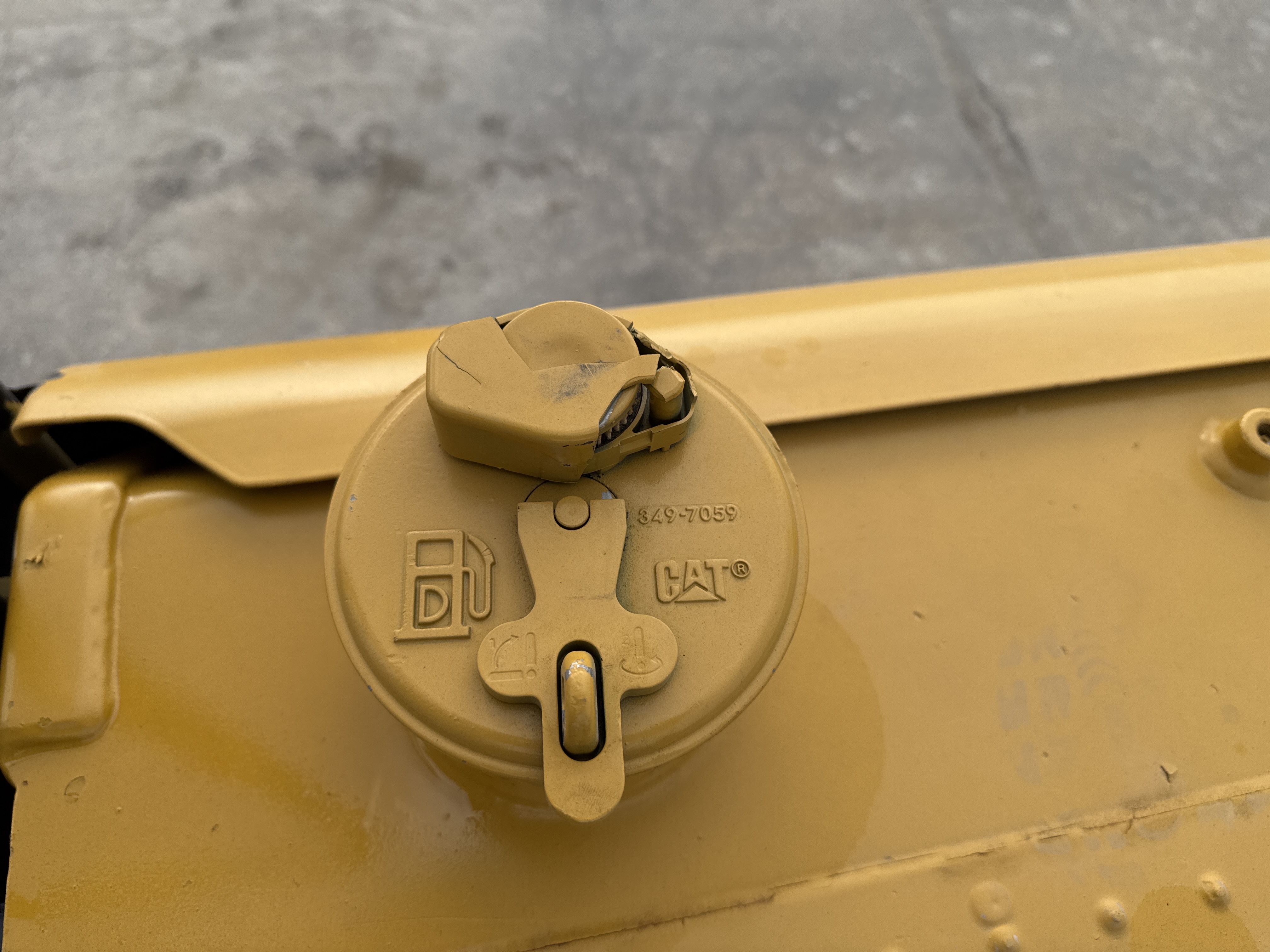 MDX-013-Cat-323D3-Medium-excavators-inspection-Engine-Fuel-tank-2