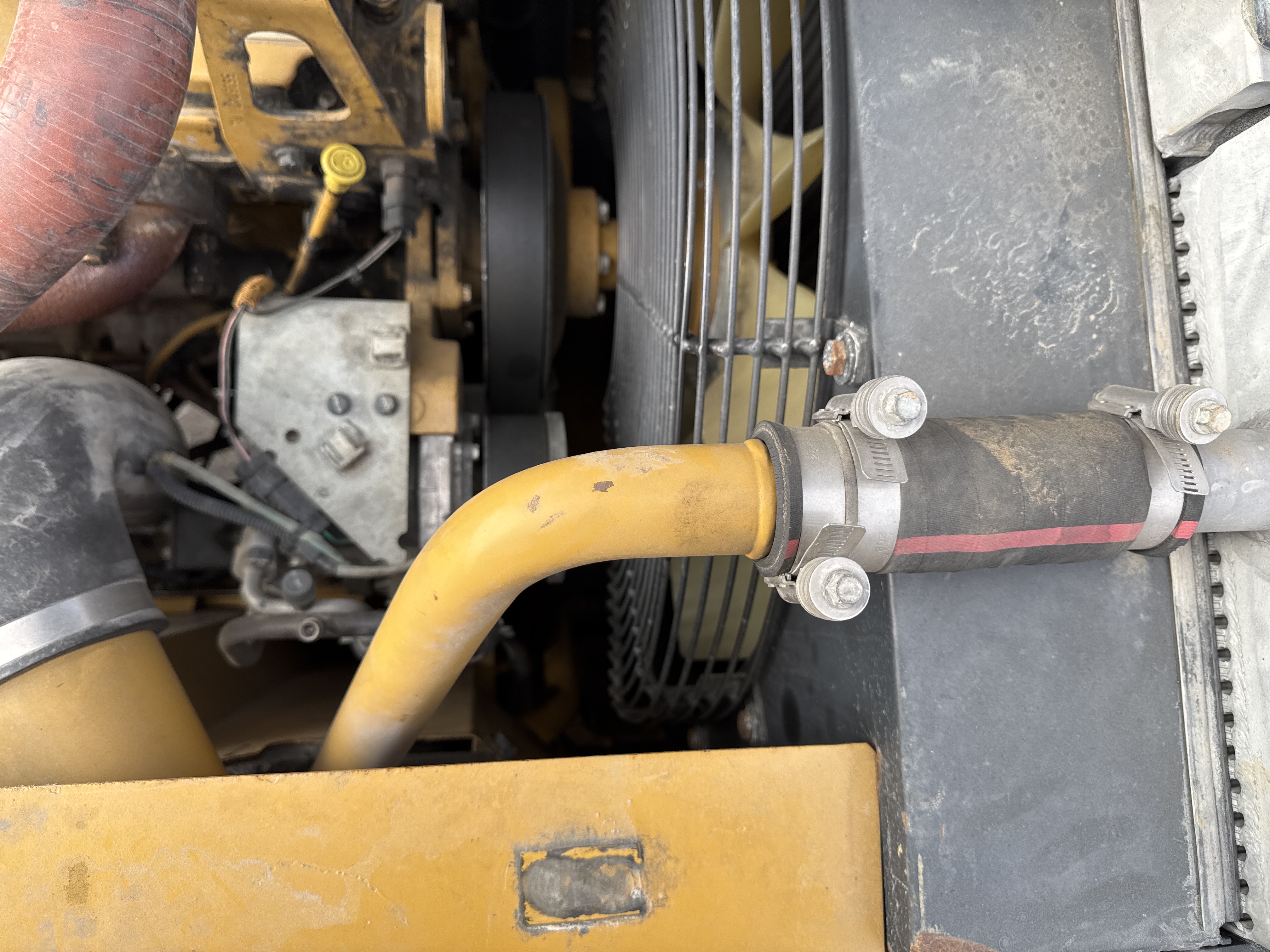 MDX-013-Cat-323D3-Medium-excavators-inspection-Engine-Hoses-5