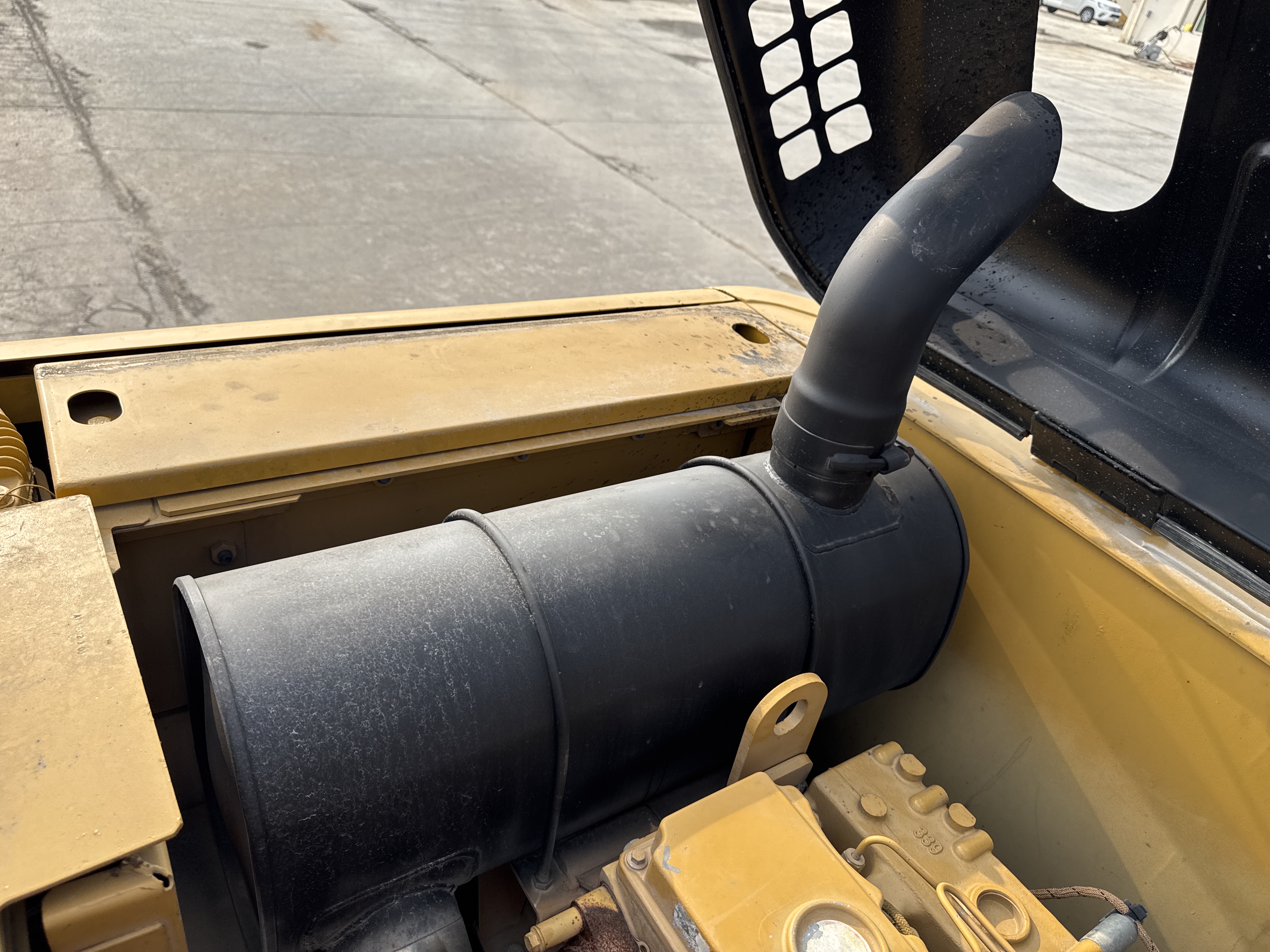 MDX-013-Cat-323D3-Medium-excavators-inspection-Engine-Exhaust-system-2
