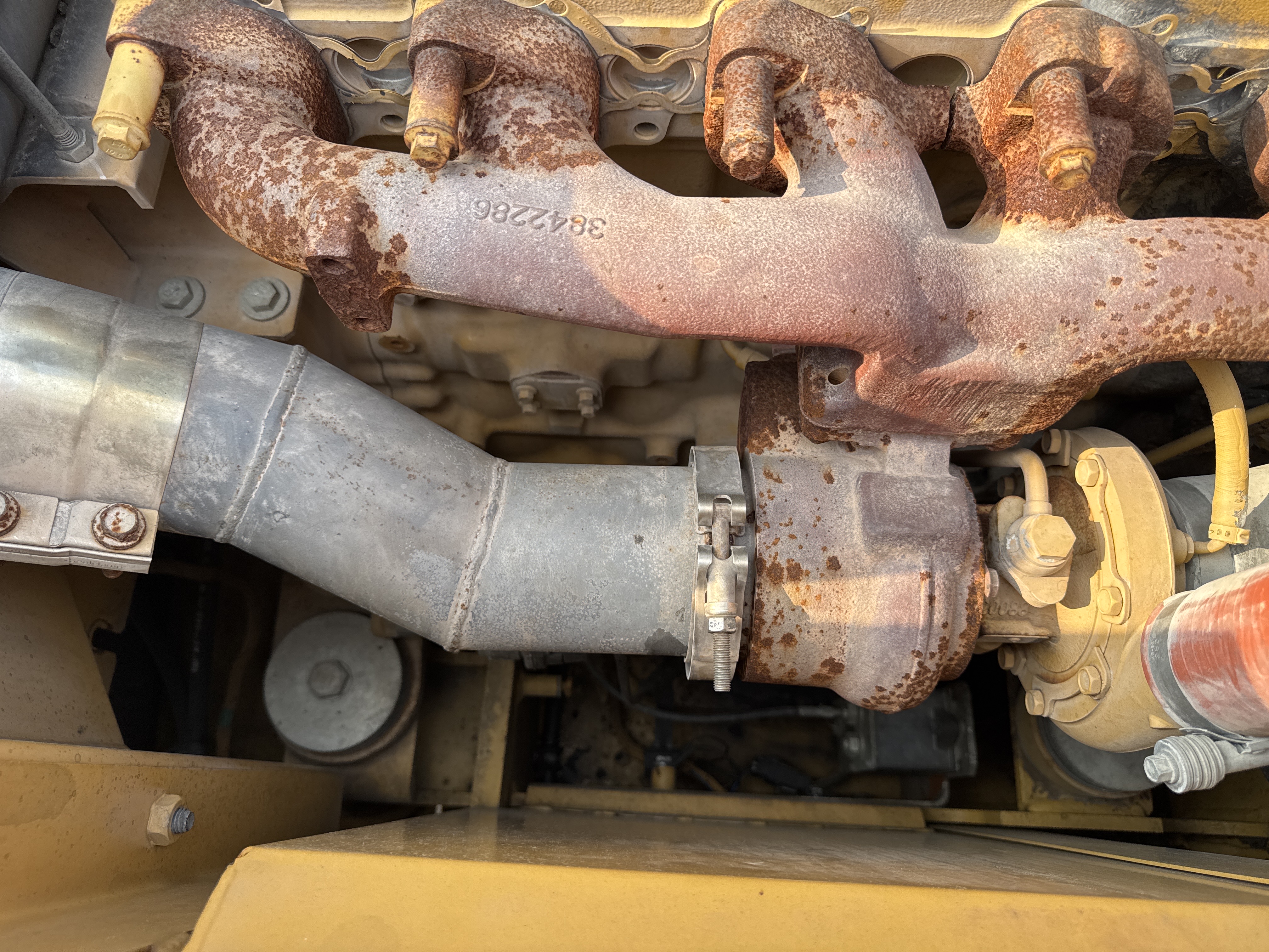 MDX-013-Cat-323D3-Medium-excavators-inspection-Engine-Exhaust-system-2