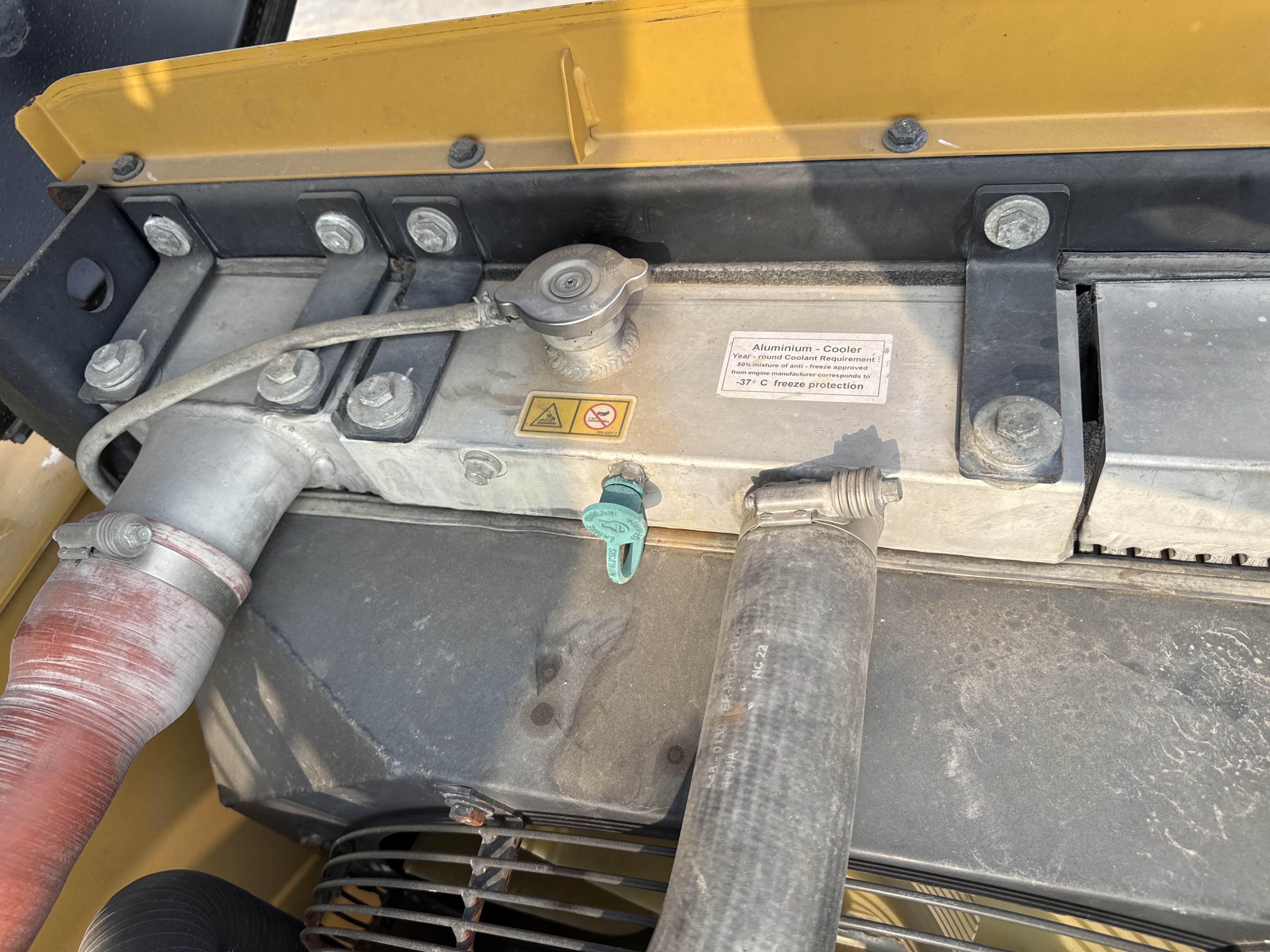 MDX-013-Cat-323D3-Medium-excavators-inspection-Engine-Radiator,-condenser,-intercooler,-hydraulic-cooler-2