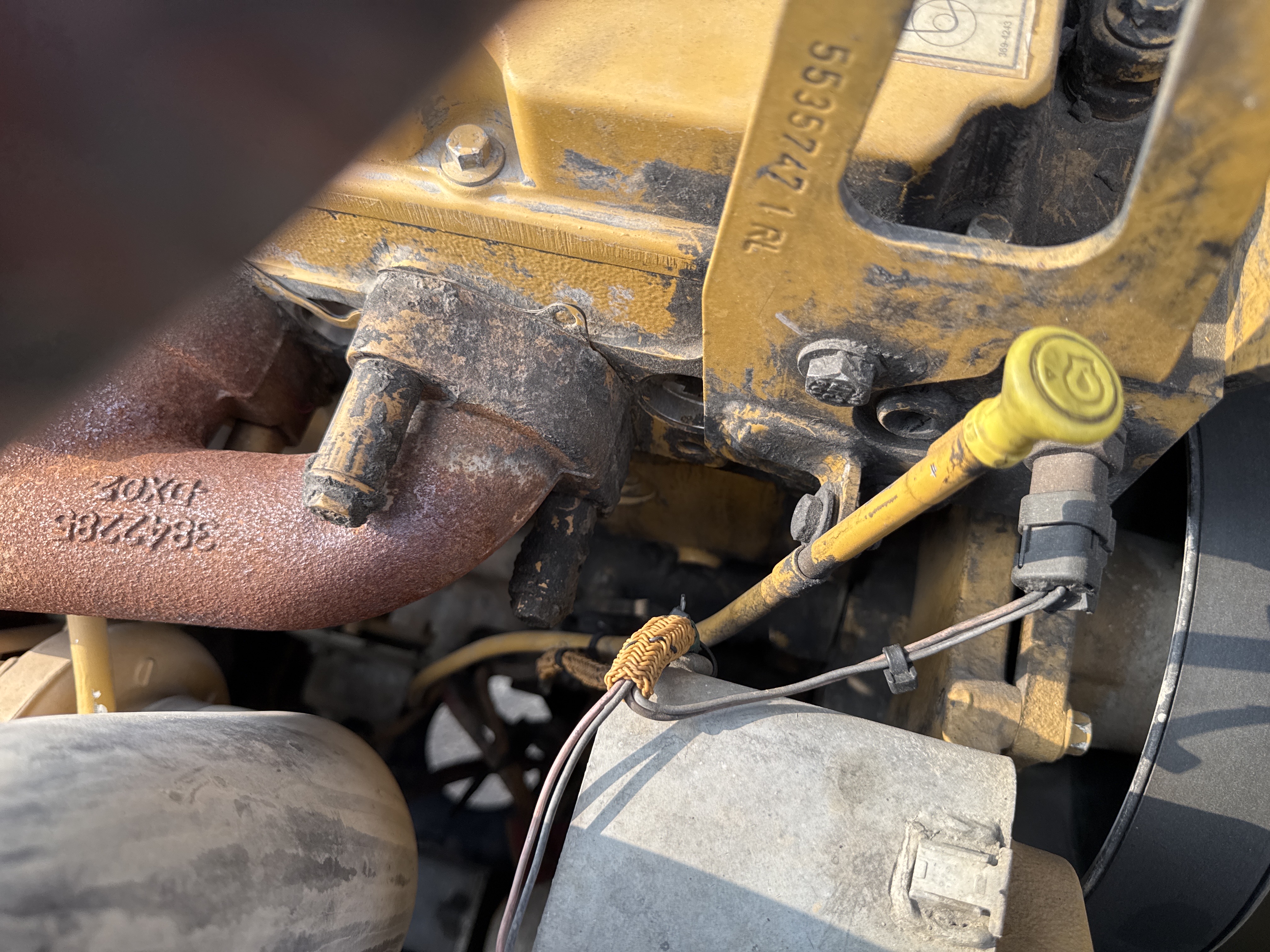 MDX-013-Cat-323D3-Medium-excavators-inspection-Engine-Engine-oil-leaks-2