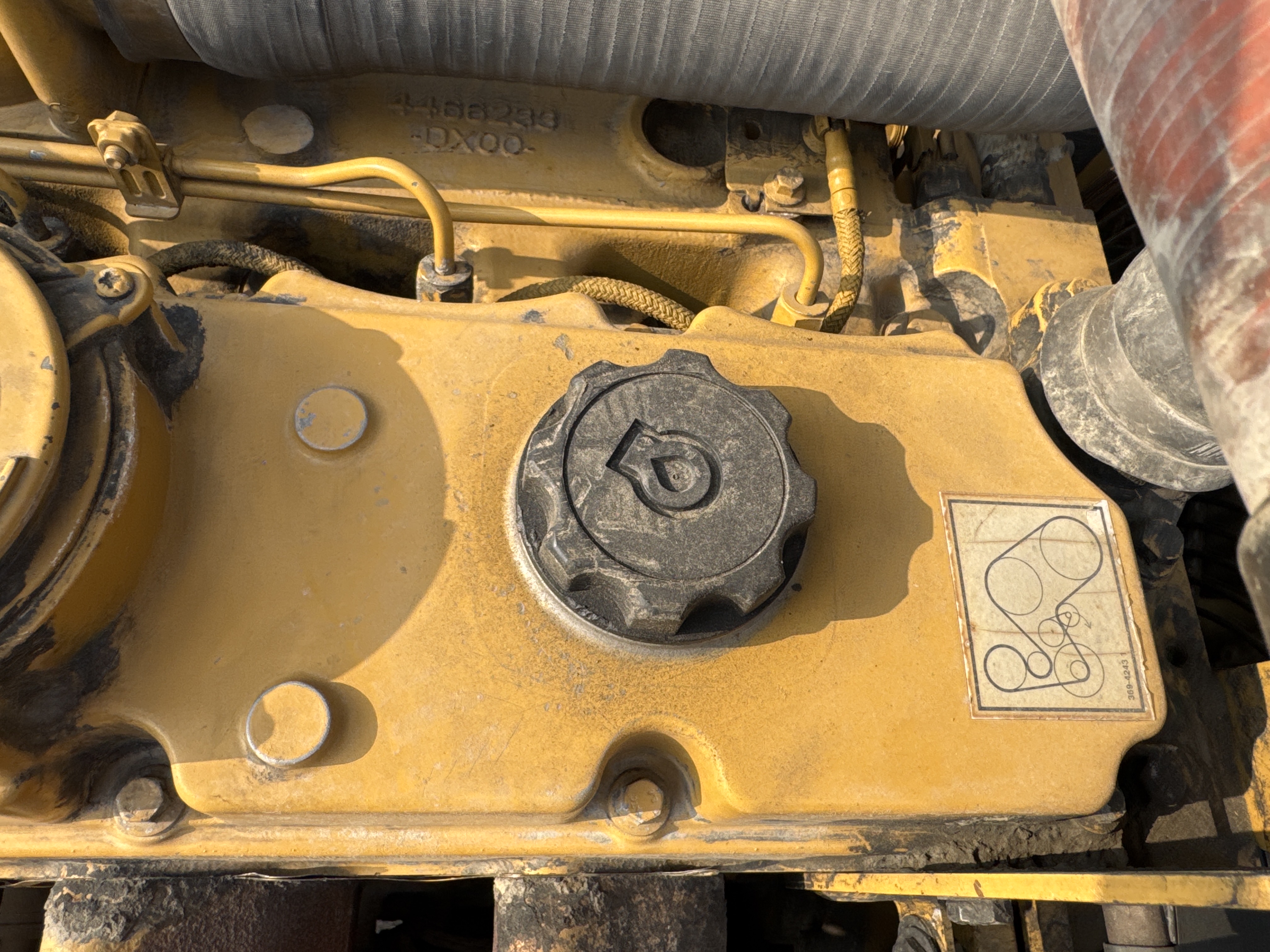 MDX-013-Cat-323D3-Medium-excavators-inspection-Engine-Engine-oil-leaks-2