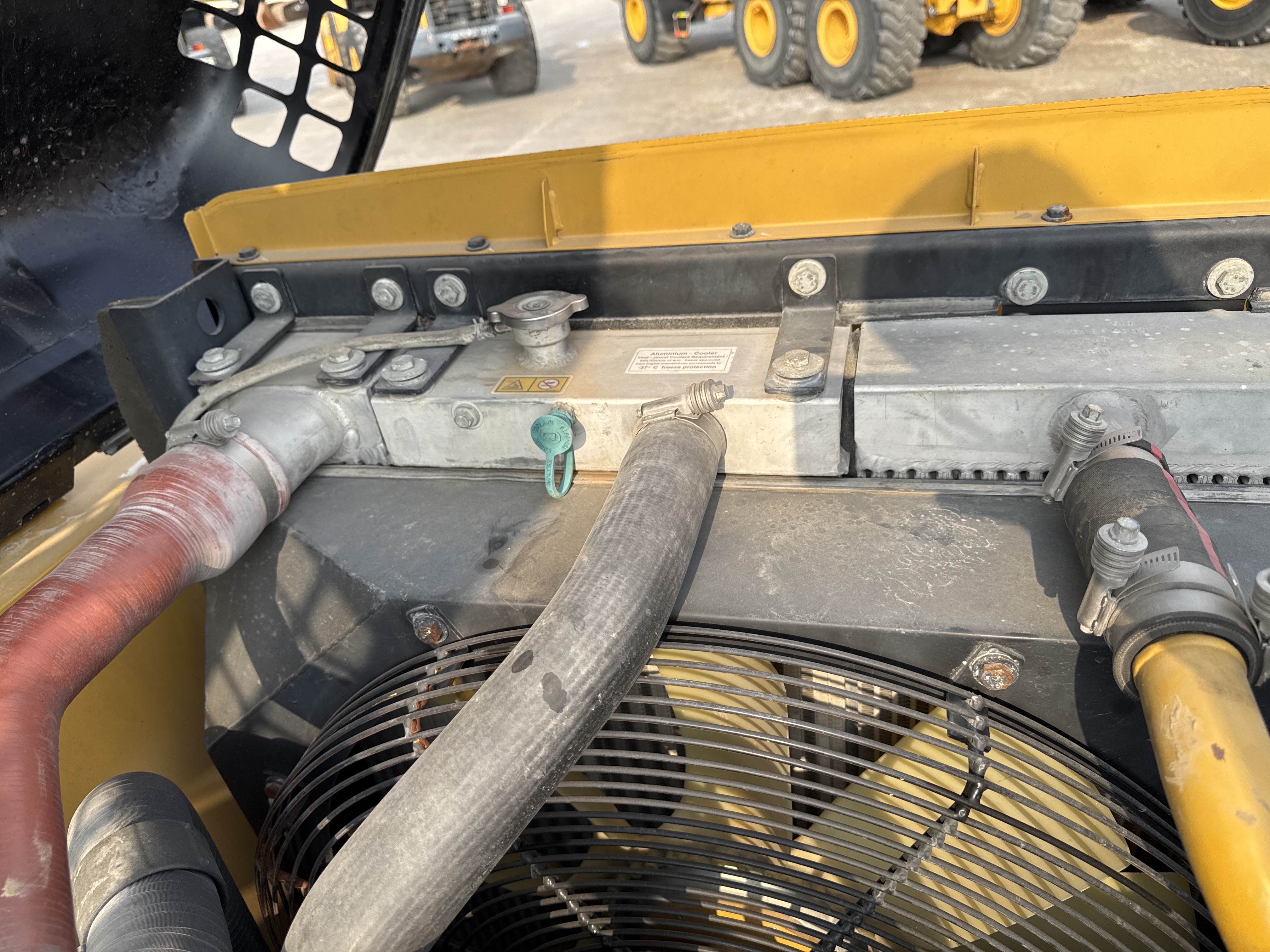 MDX-013-Cat-323D3-Medium-excavators-inspection-Engine-Air-intake-system-2