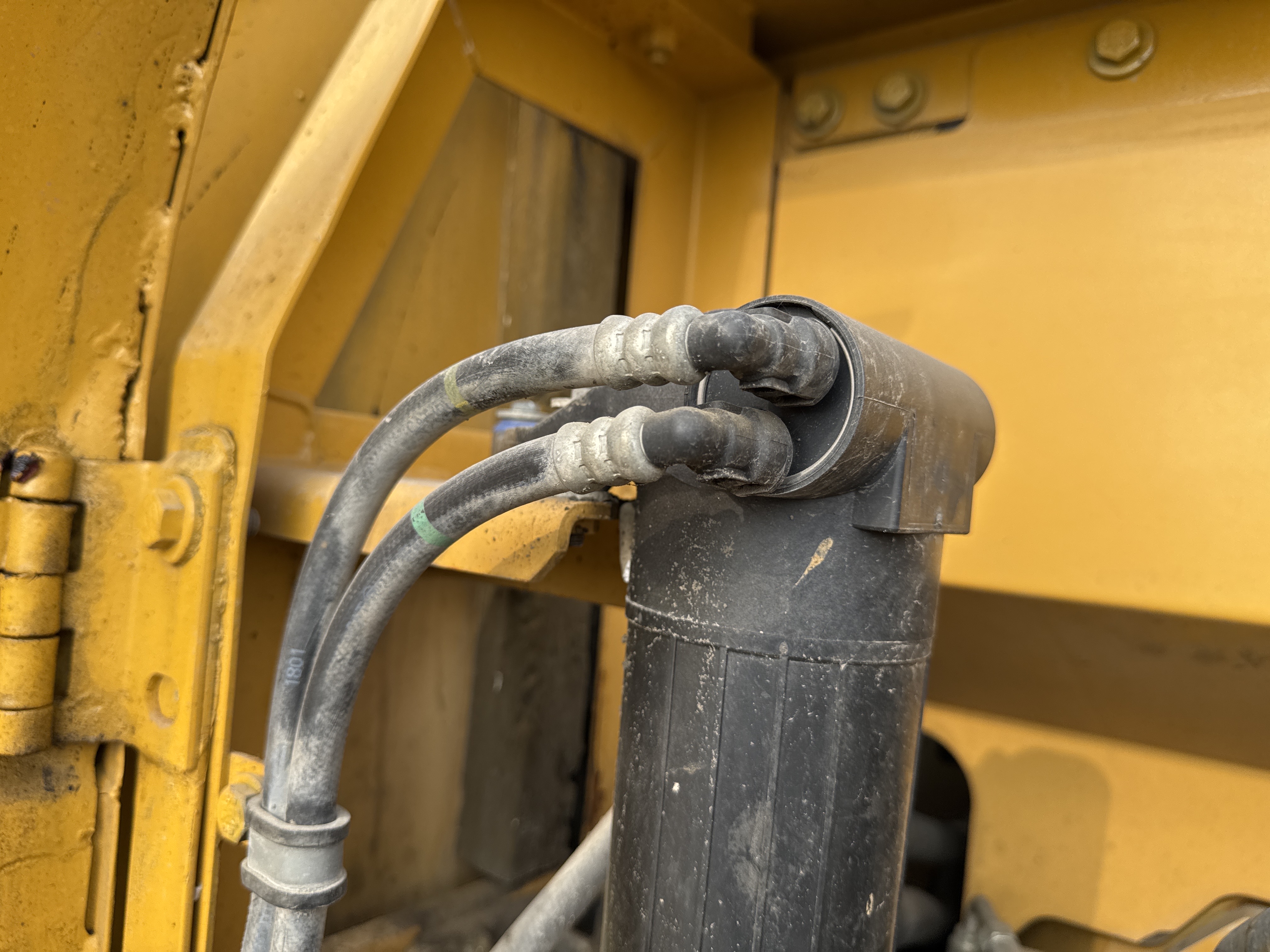 MDX-013-Cat-323D3-Medium-excavators-inspection-Engine-Fuel-leaks-4