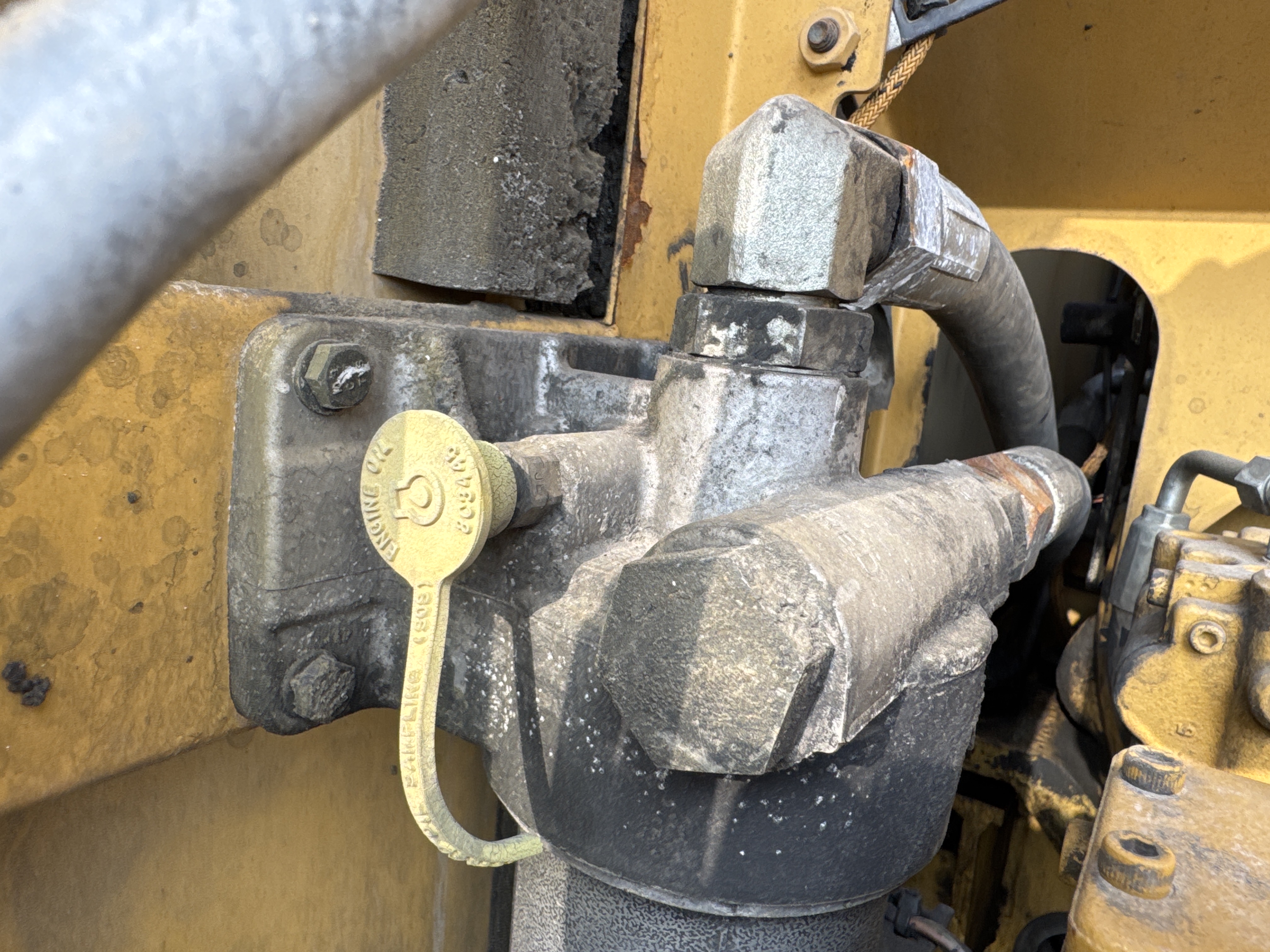 MDX-013-Cat-323D3-Medium-excavators-inspection-Engine-Engine-oil-leaks-3
