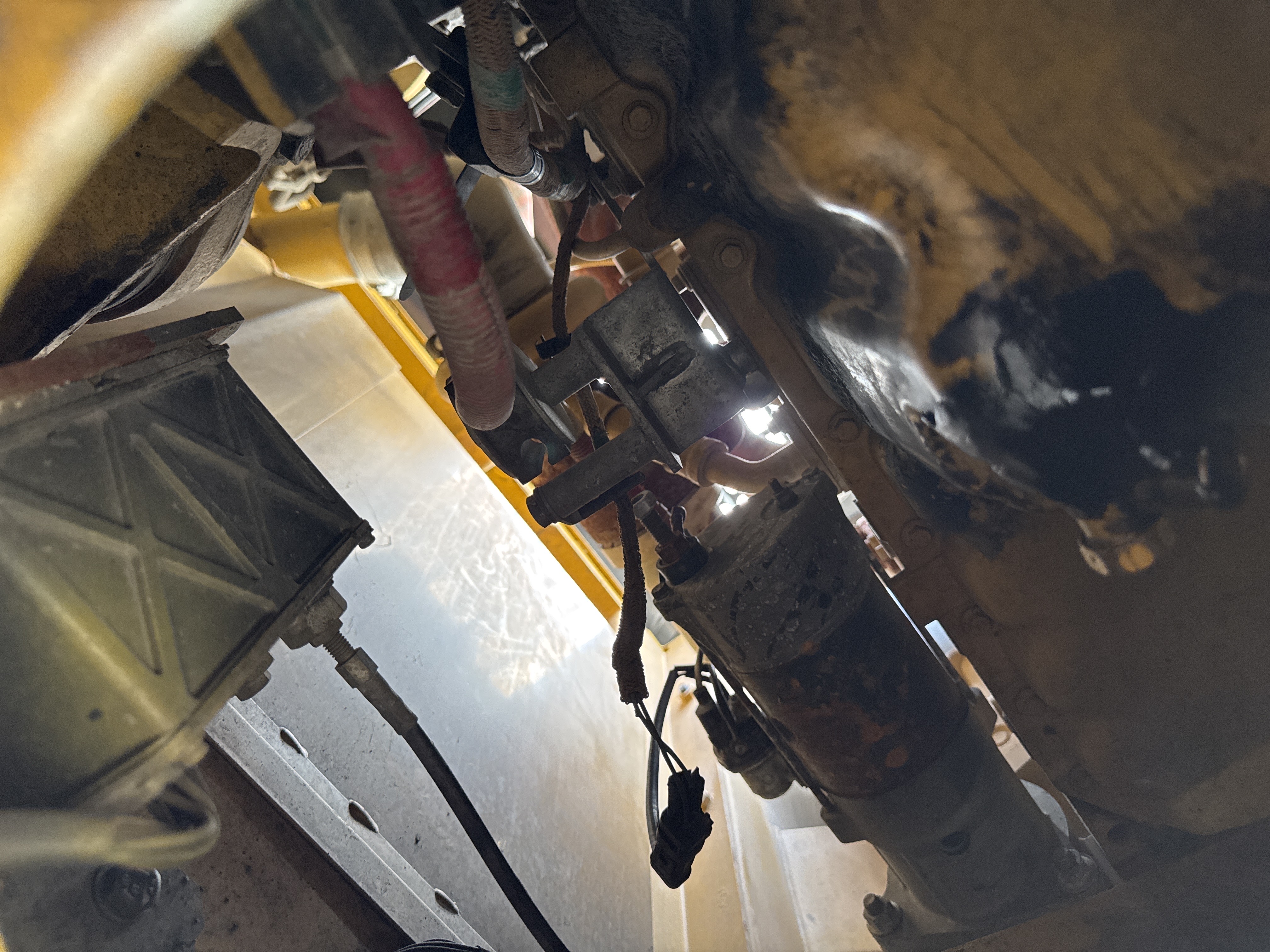 MDX-013-Cat-323D3-Medium-excavators-inspection-Engine-Engine-oil-leaks-4