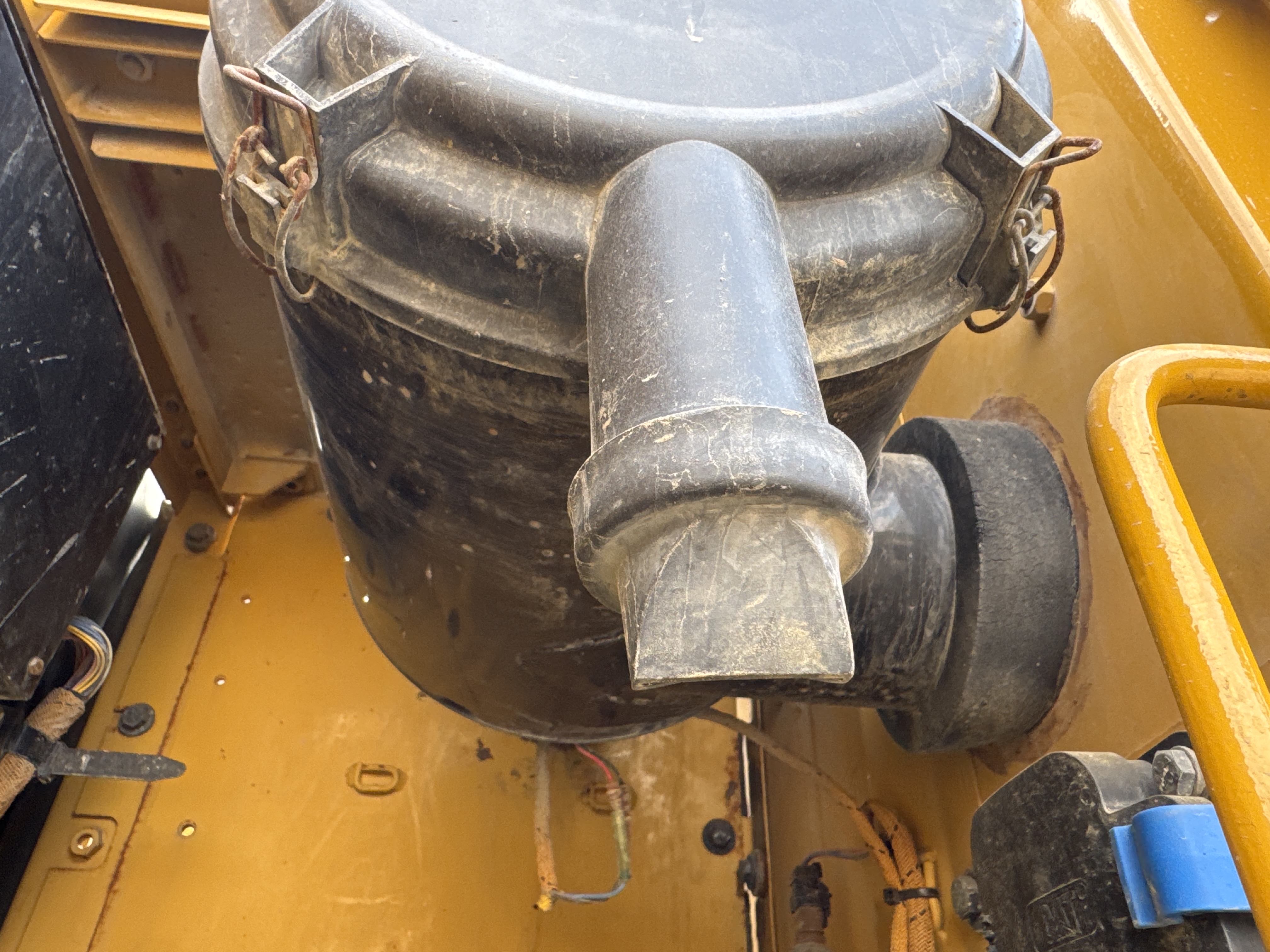 MDX-013-Cat-323D3-Medium-excavators-inspection-Engine-Air-intake-system-3