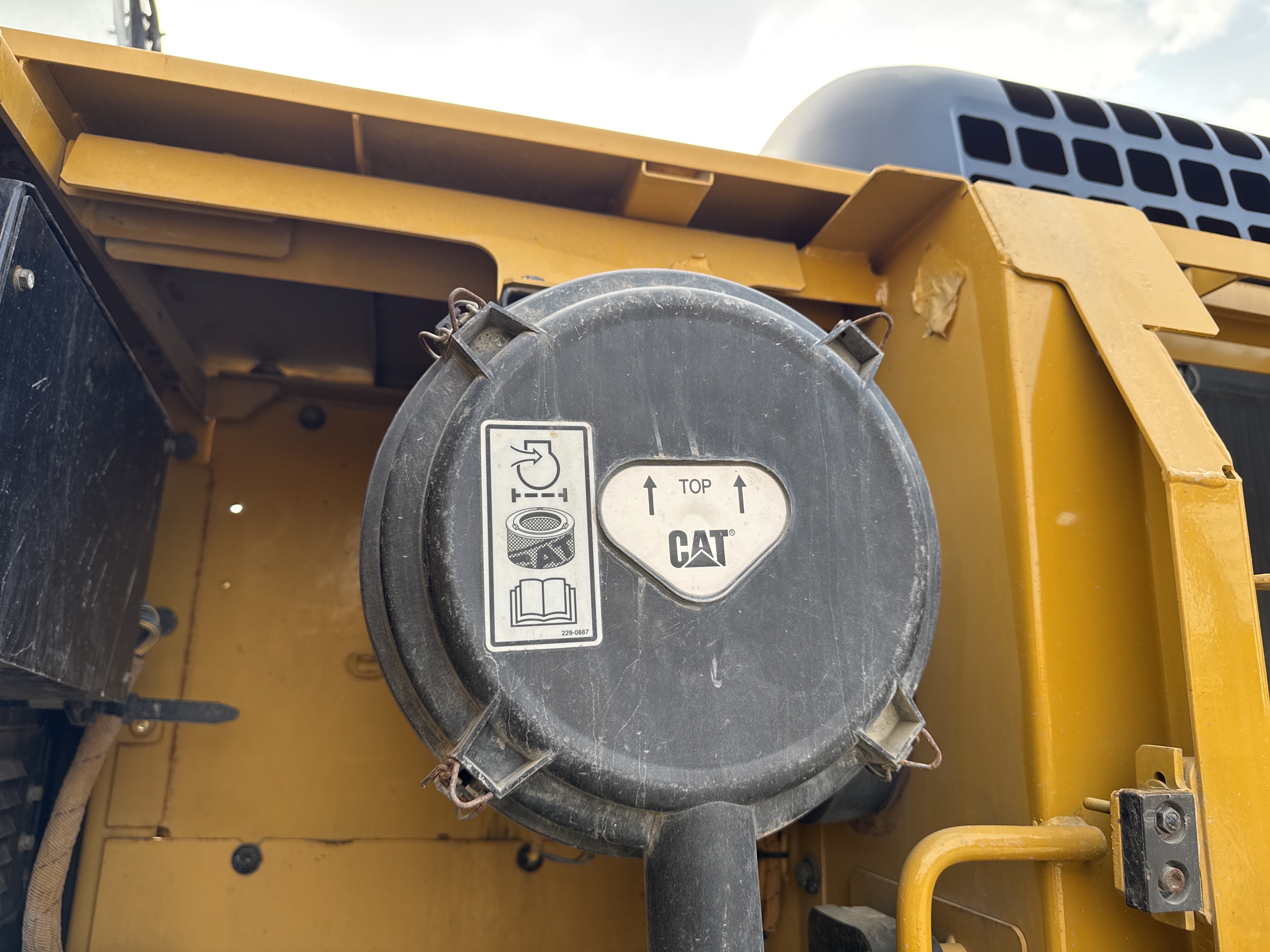 MDX-013-Cat-323D3-Medium-excavators-inspection-Engine-Air-intake-system-4