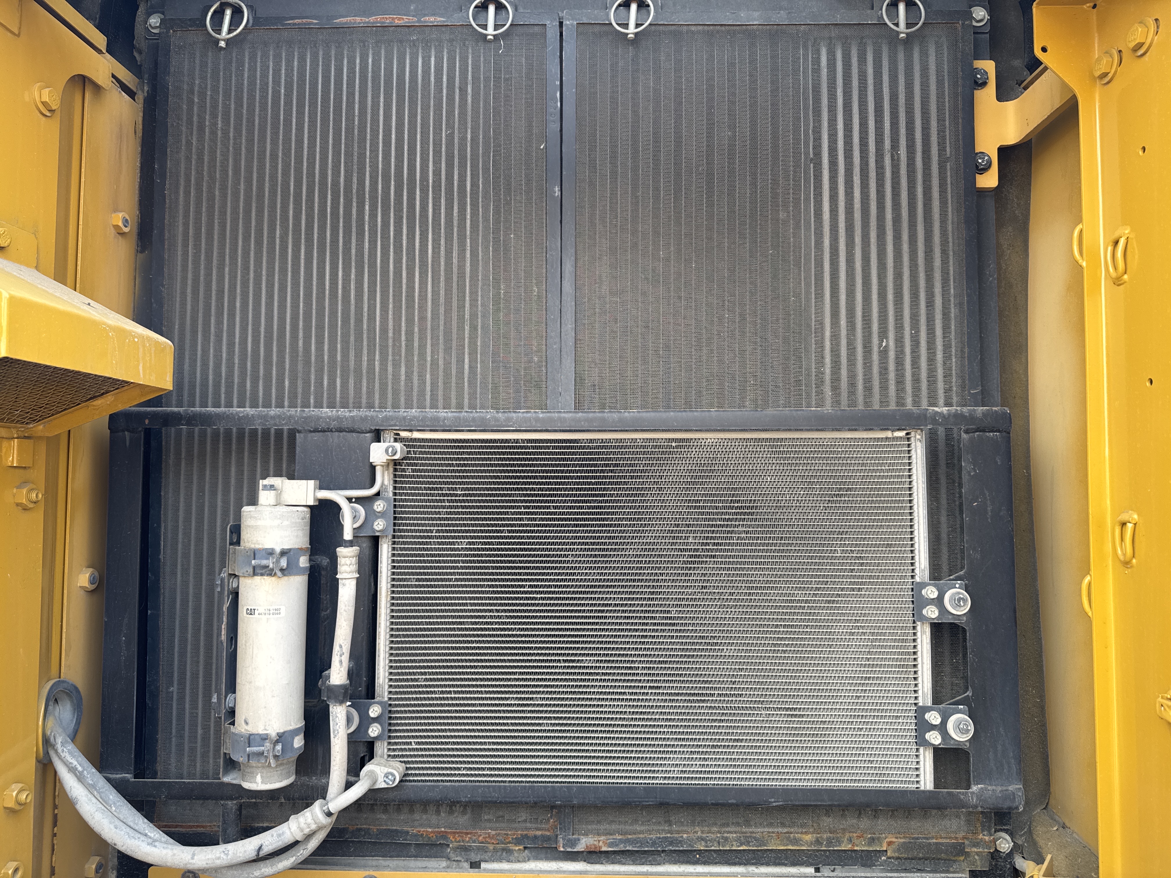 MDX-013-Cat-323D3-Medium-excavators-inspection-Engine-Radiator,-condenser,-intercooler,-hydraulic-cooler-5