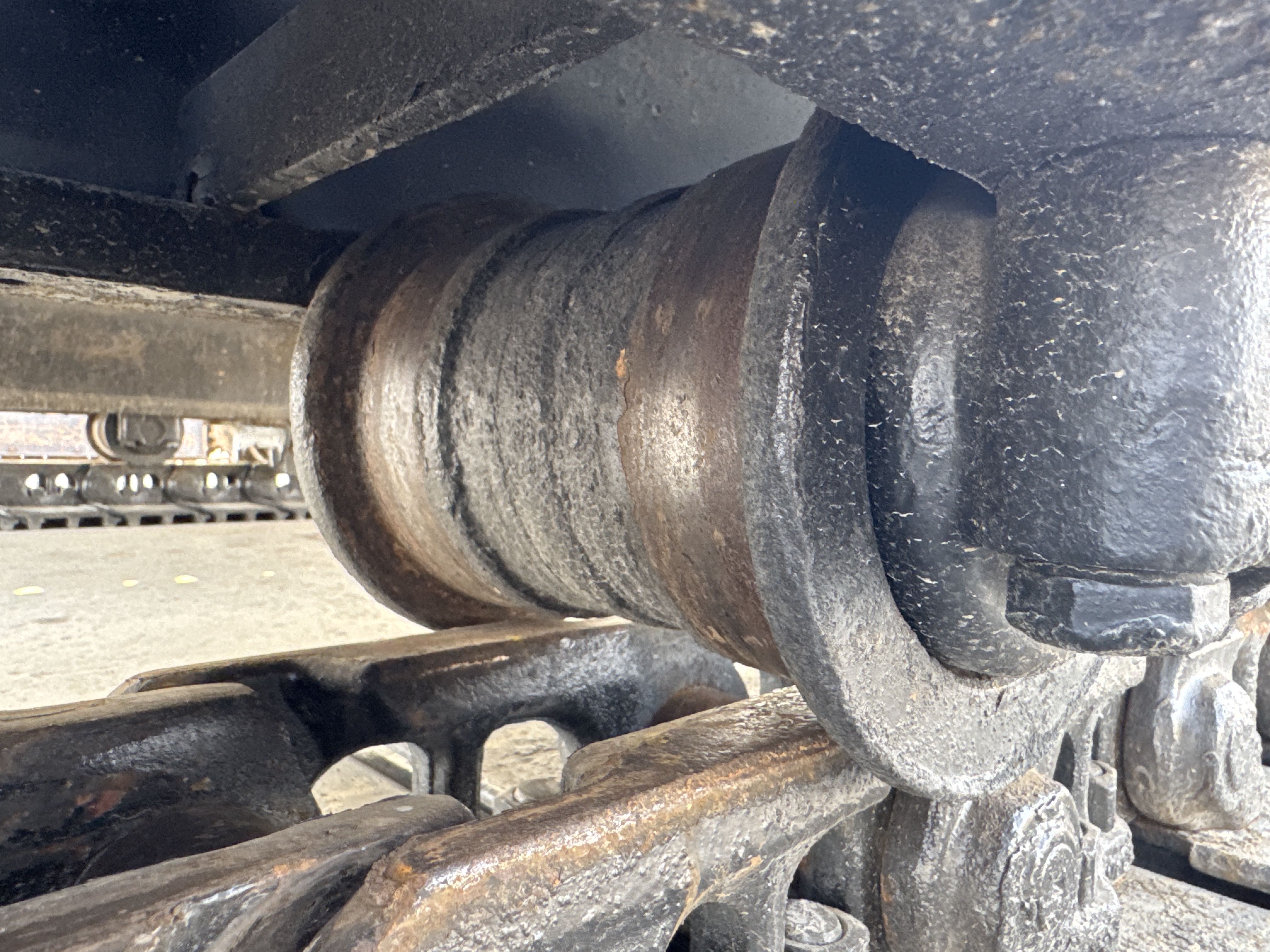 MDX-013-Cat-323D3-Medium-excavators-inspection-Undercarriage-Left-track-rollers-2