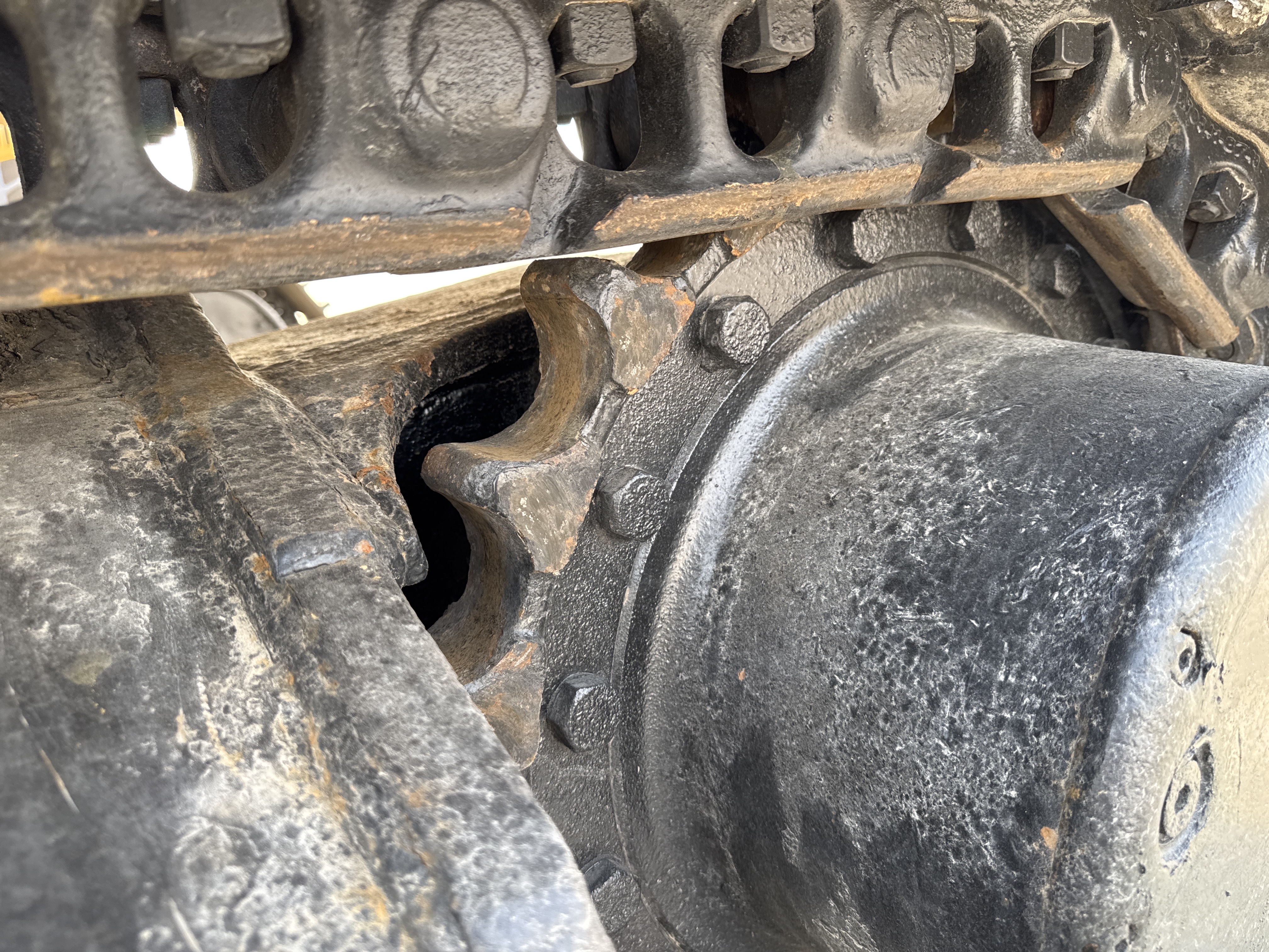 MDX-013-Cat-323D3-Medium-excavators-inspection-Undercarriage-Left-sprocket-2