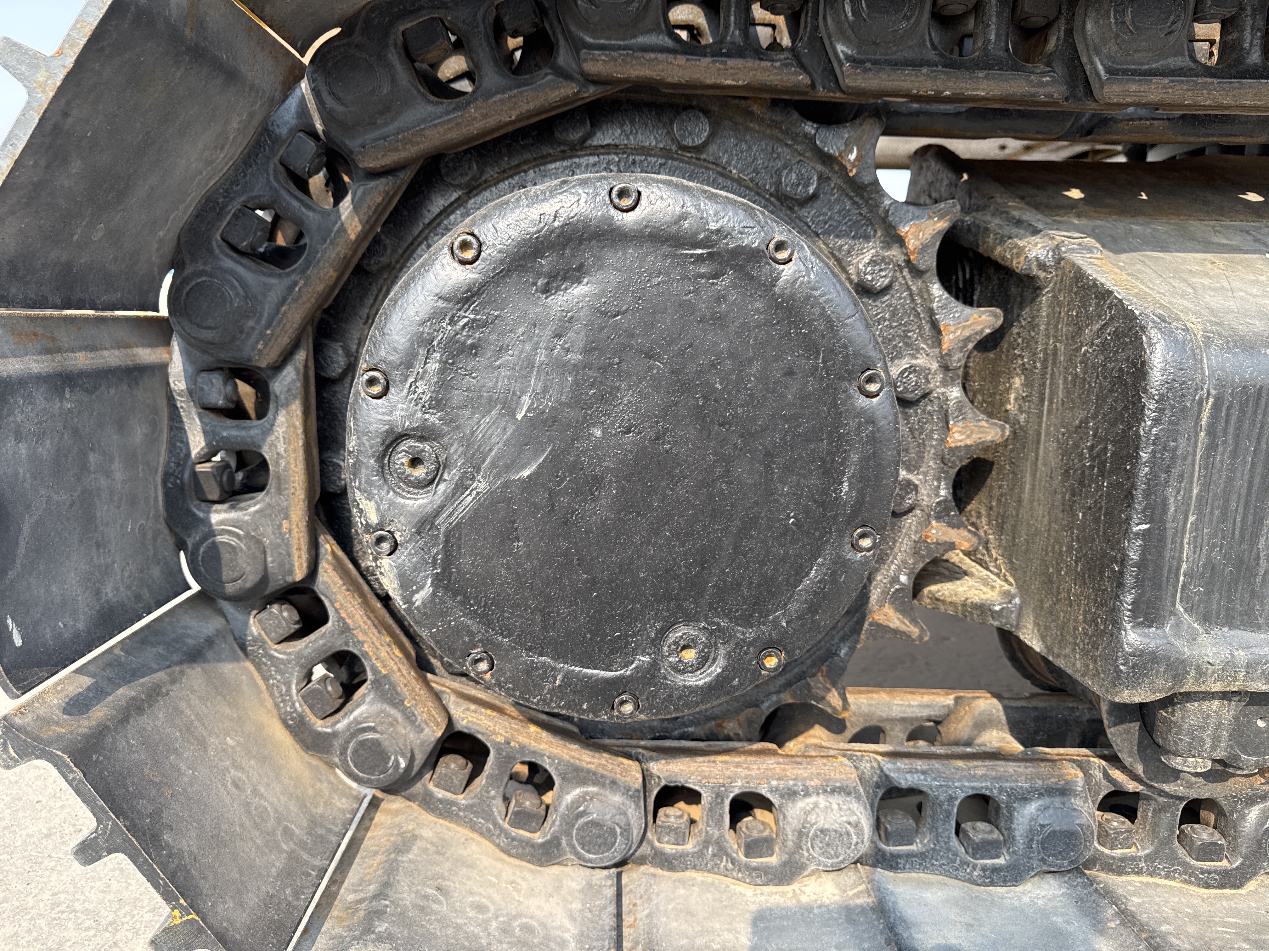 MDX-013-Cat-323D3-Medium-excavators-inspection-Undercarriage-Right-sprocket-2