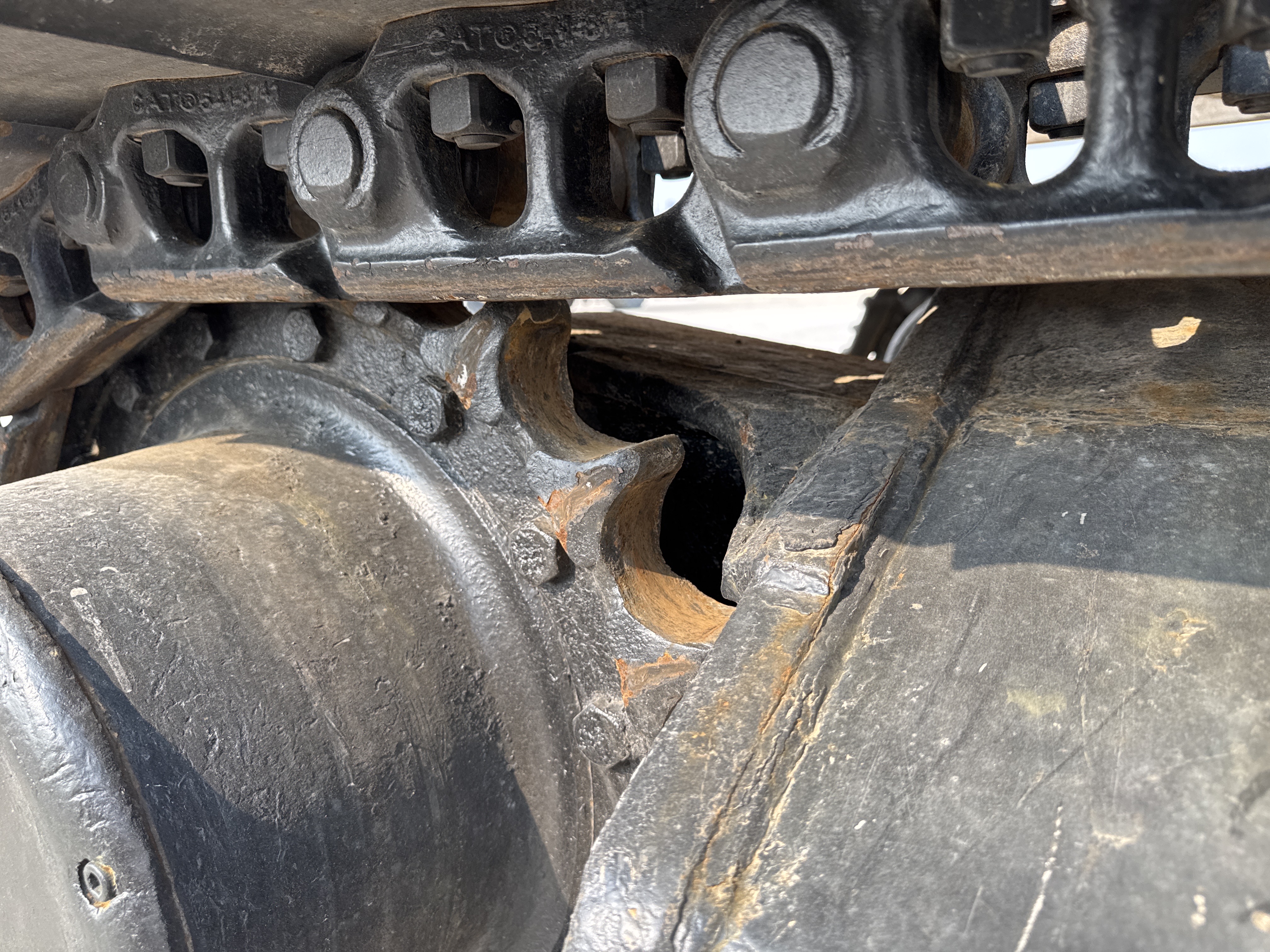 MDX-013-Cat-323D3-Medium-excavators-inspection-Undercarriage-Right-sprocket-2