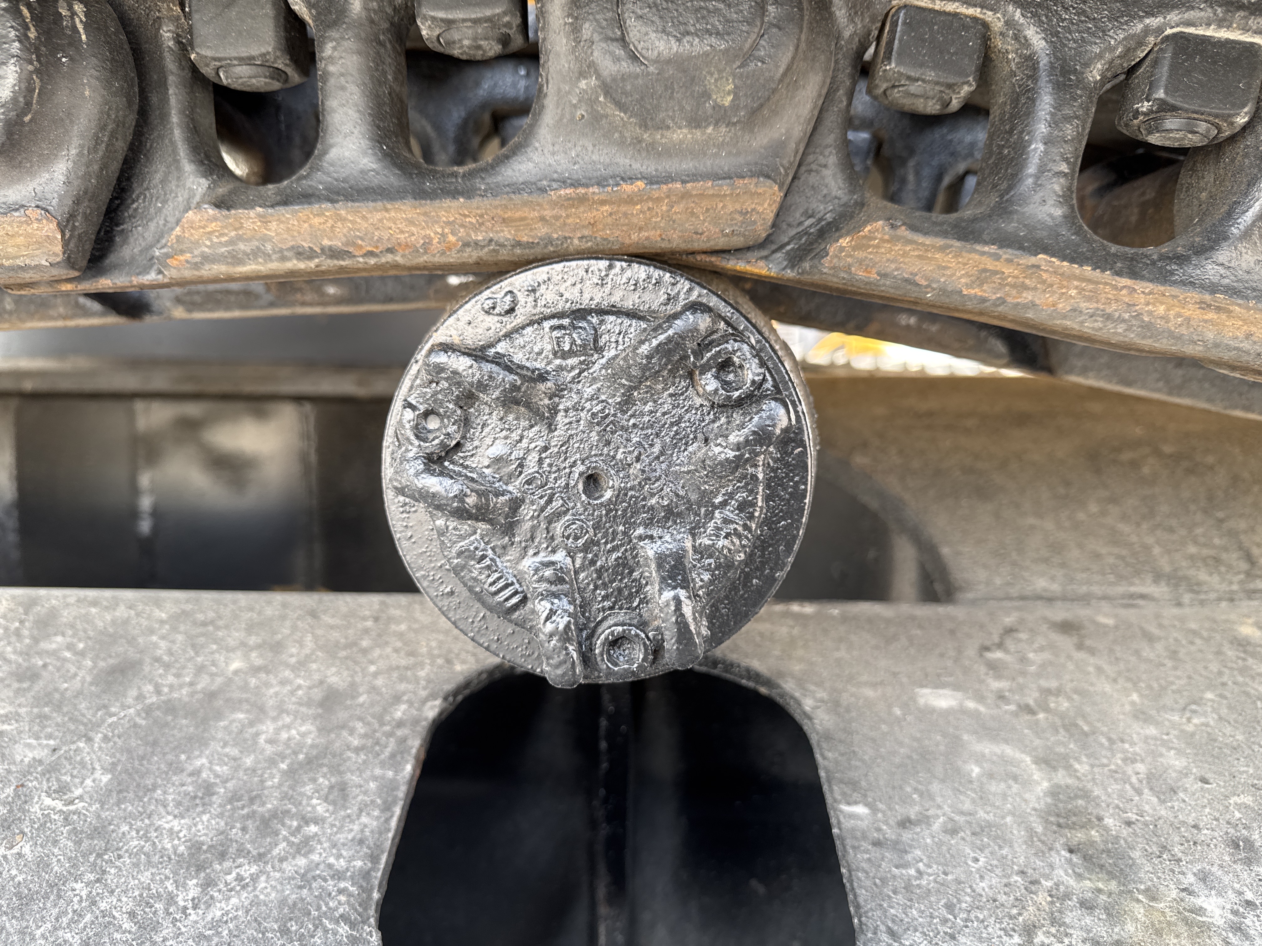 MDX-013-Cat-323D3-Medium-excavators-inspection-Undercarriage-Left-carrier-rollers-2