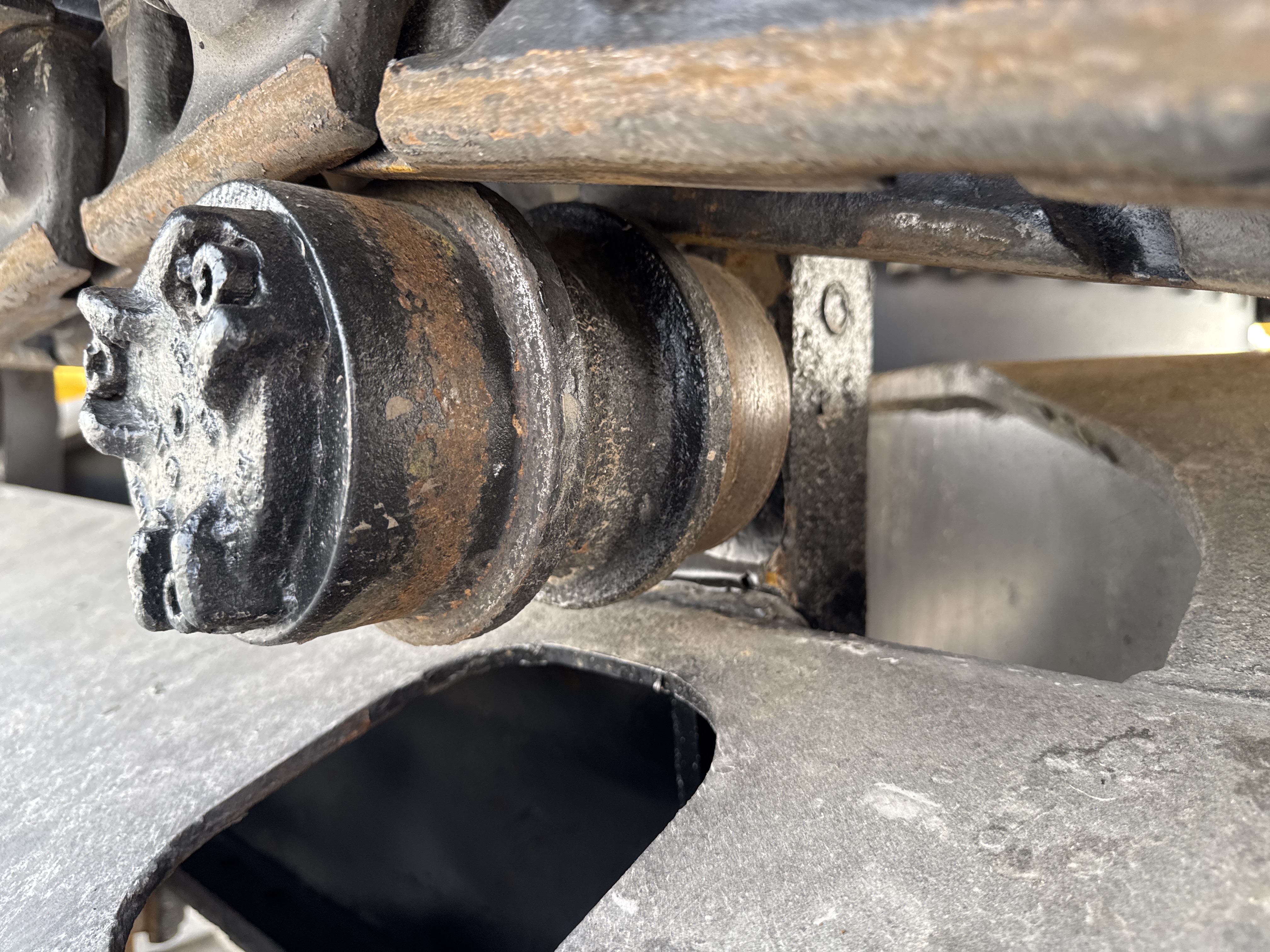 MDX-013-Cat-323D3-Medium-excavators-inspection-Undercarriage-Left-carrier-rollers-2