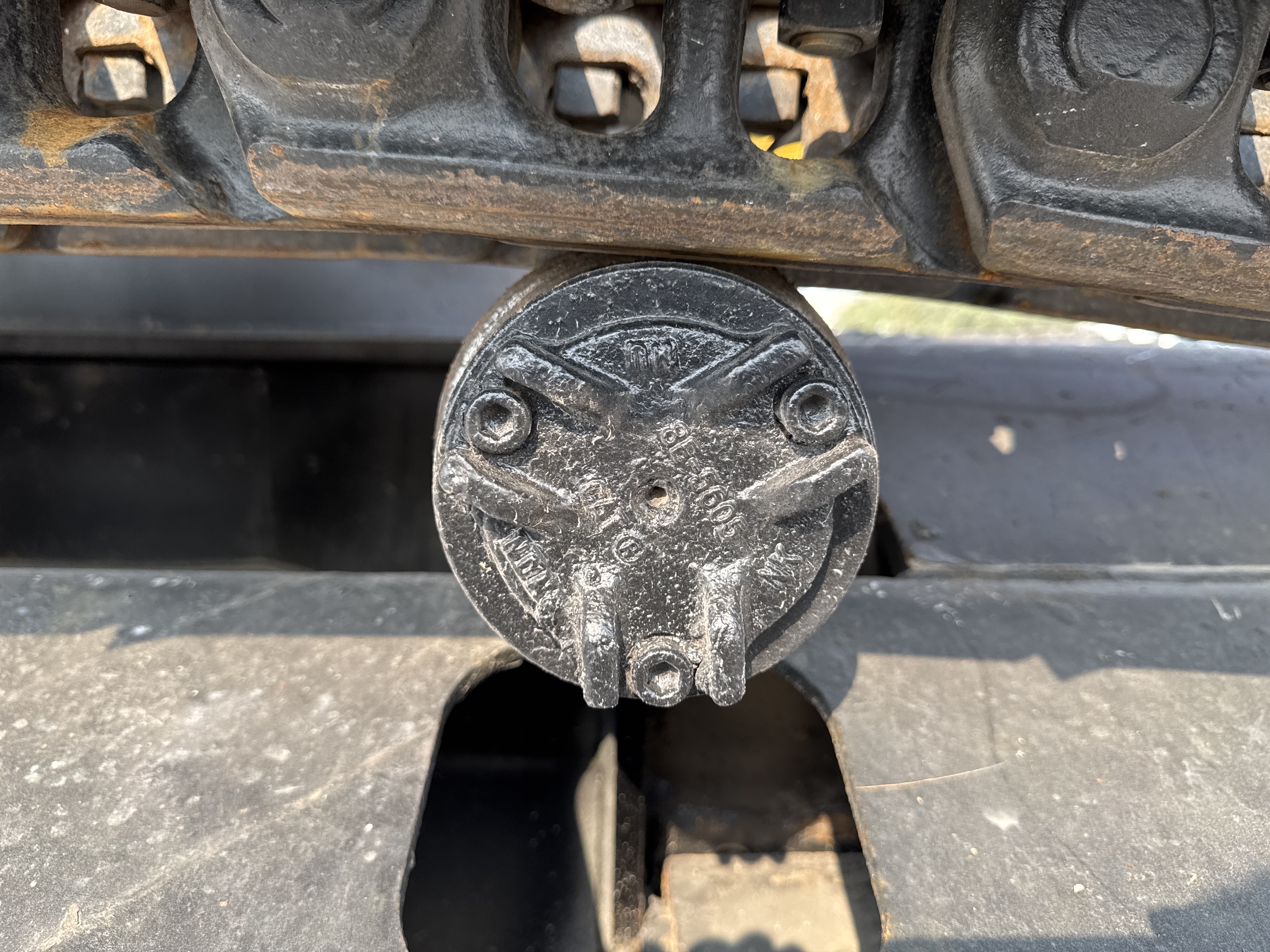 MDX-013-Cat-323D3-Medium-excavators-inspection-Undercarriage-Right-carrier-rollers-2