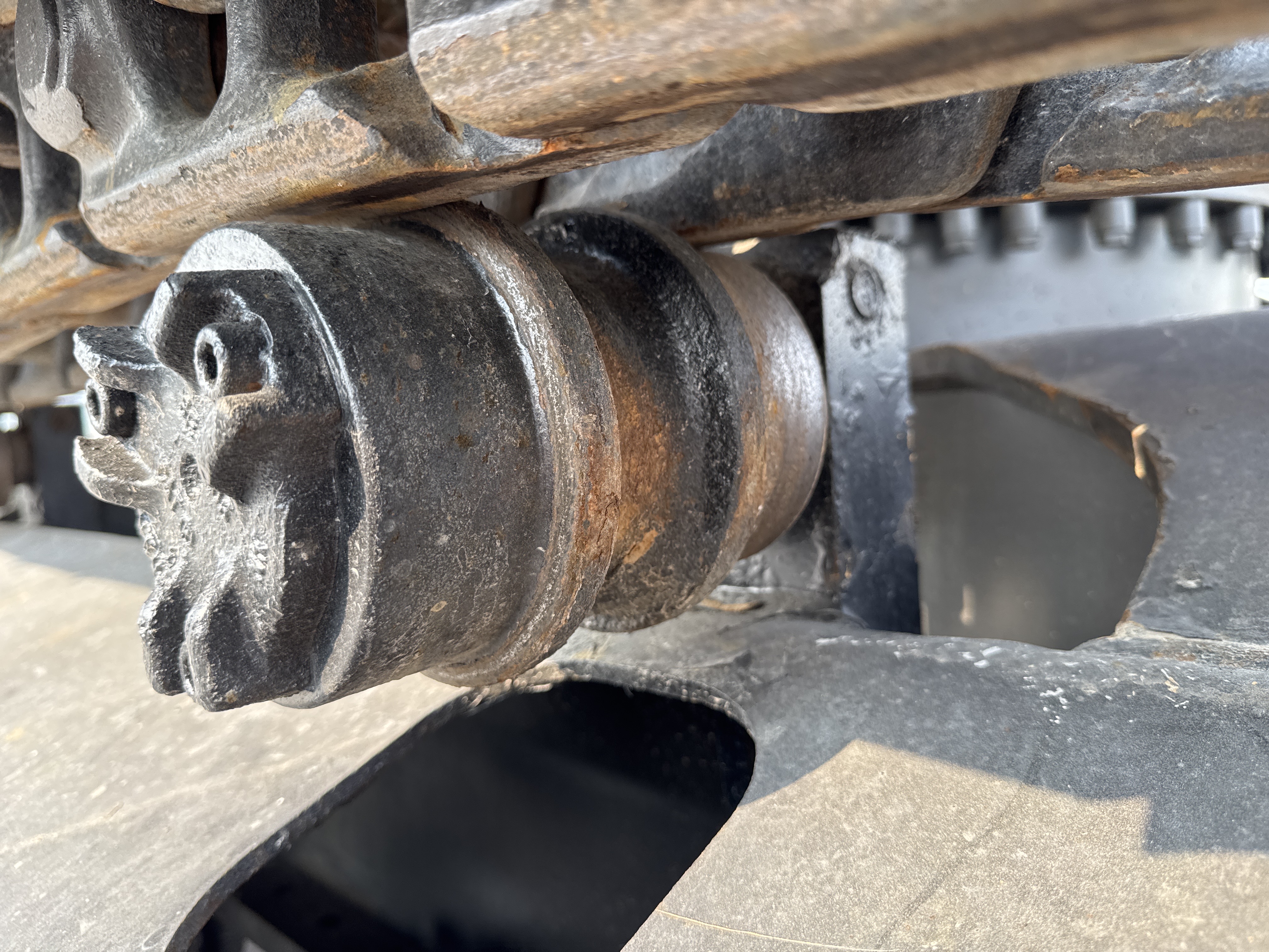 MDX-013-Cat-323D3-Medium-excavators-inspection-Undercarriage-Right-carrier-rollers-2