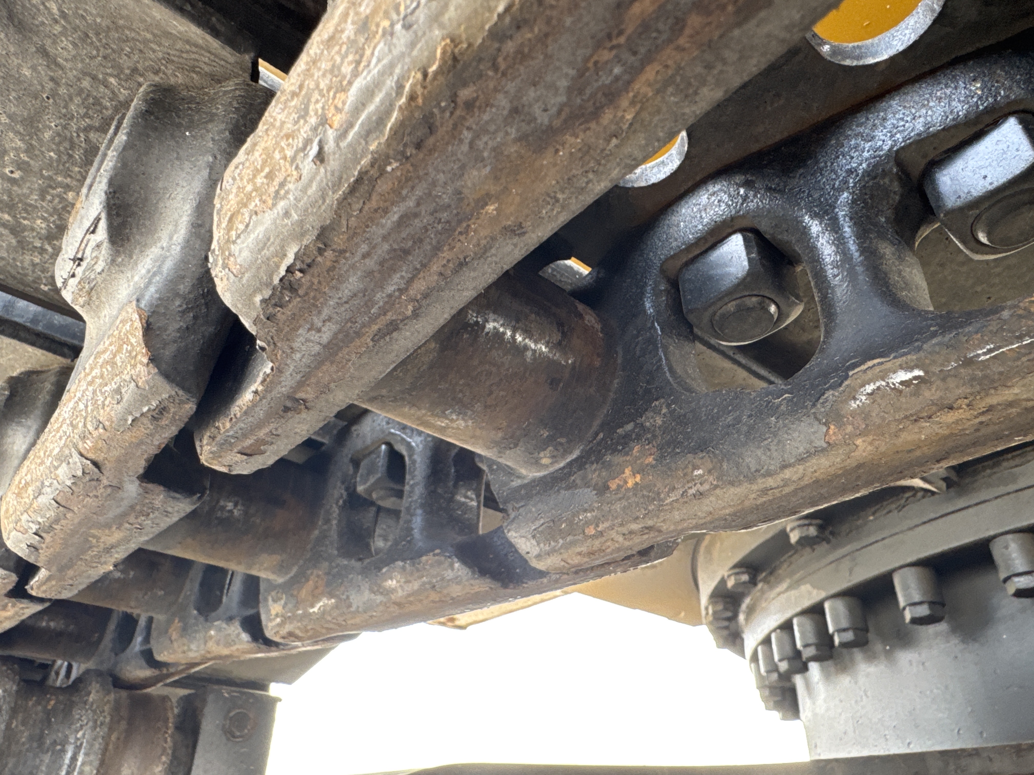 MDX-013-Cat-323D3-Medium-excavators-inspection-Undercarriage-Left-track-chain-2