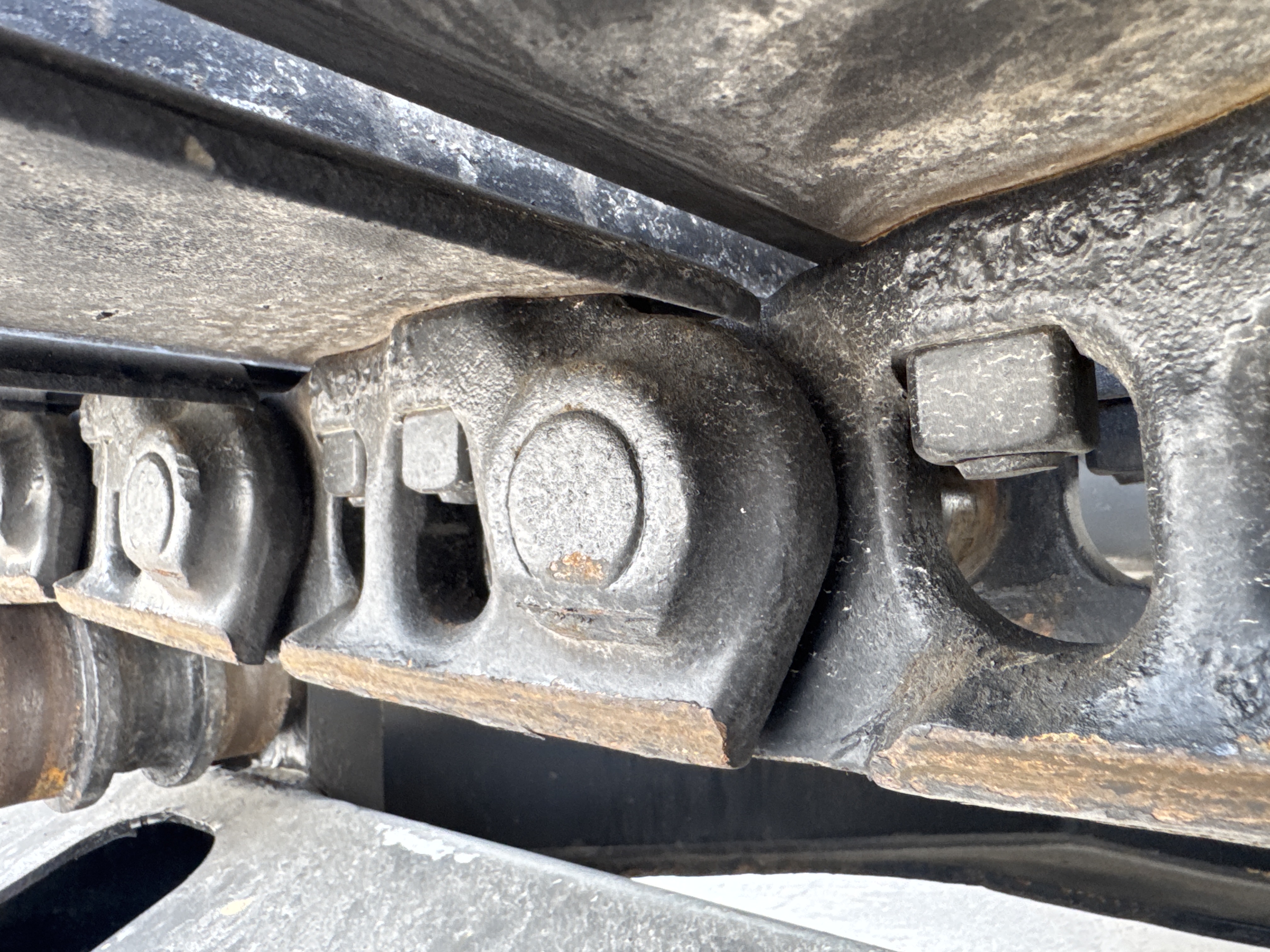 MDX-013-Cat-323D3-Medium-excavators-inspection-Undercarriage-Left-track-chain-2