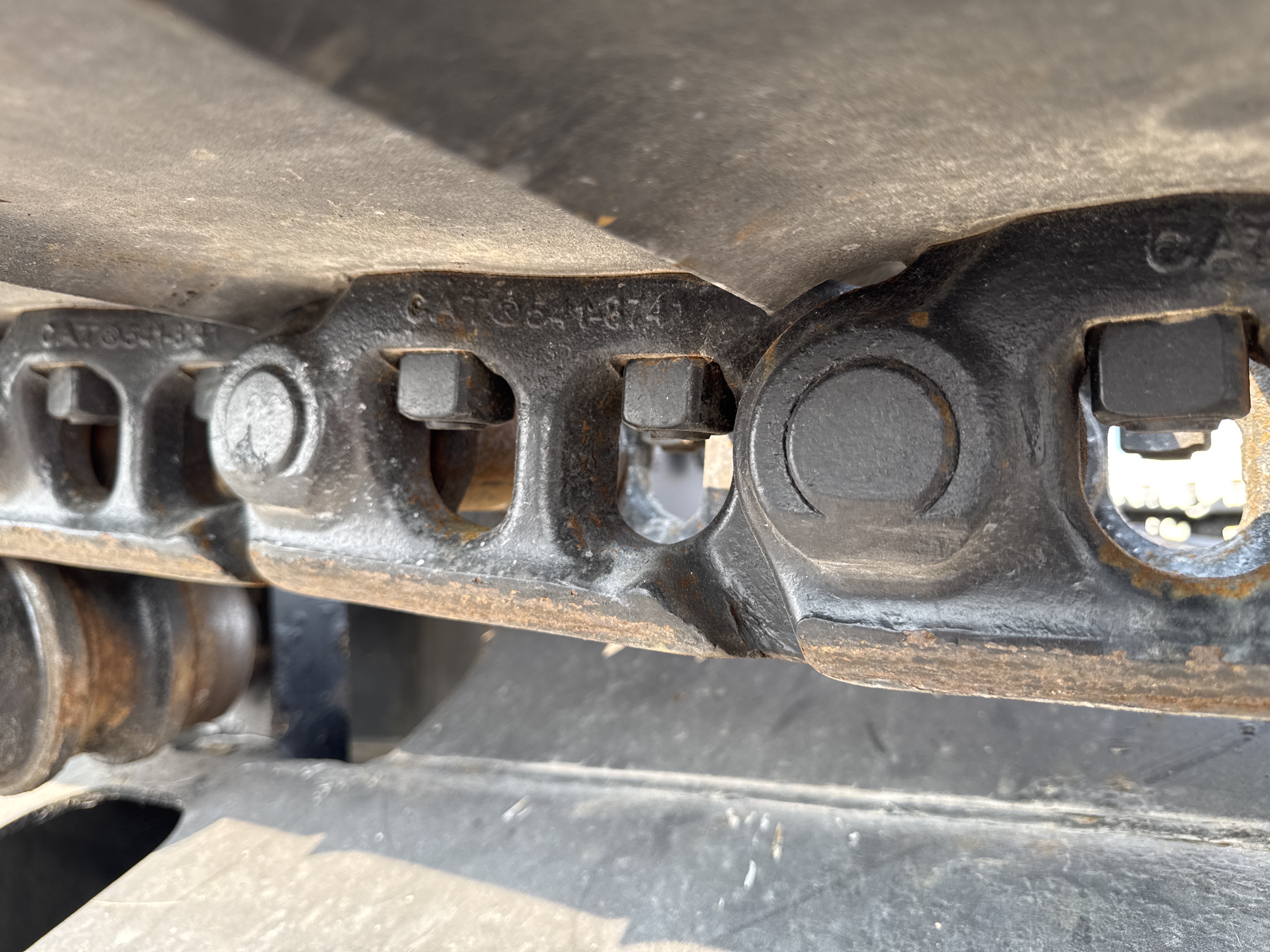 MDX-013-Cat-323D3-Medium-excavators-inspection-Undercarriage-Right-track-chain-2