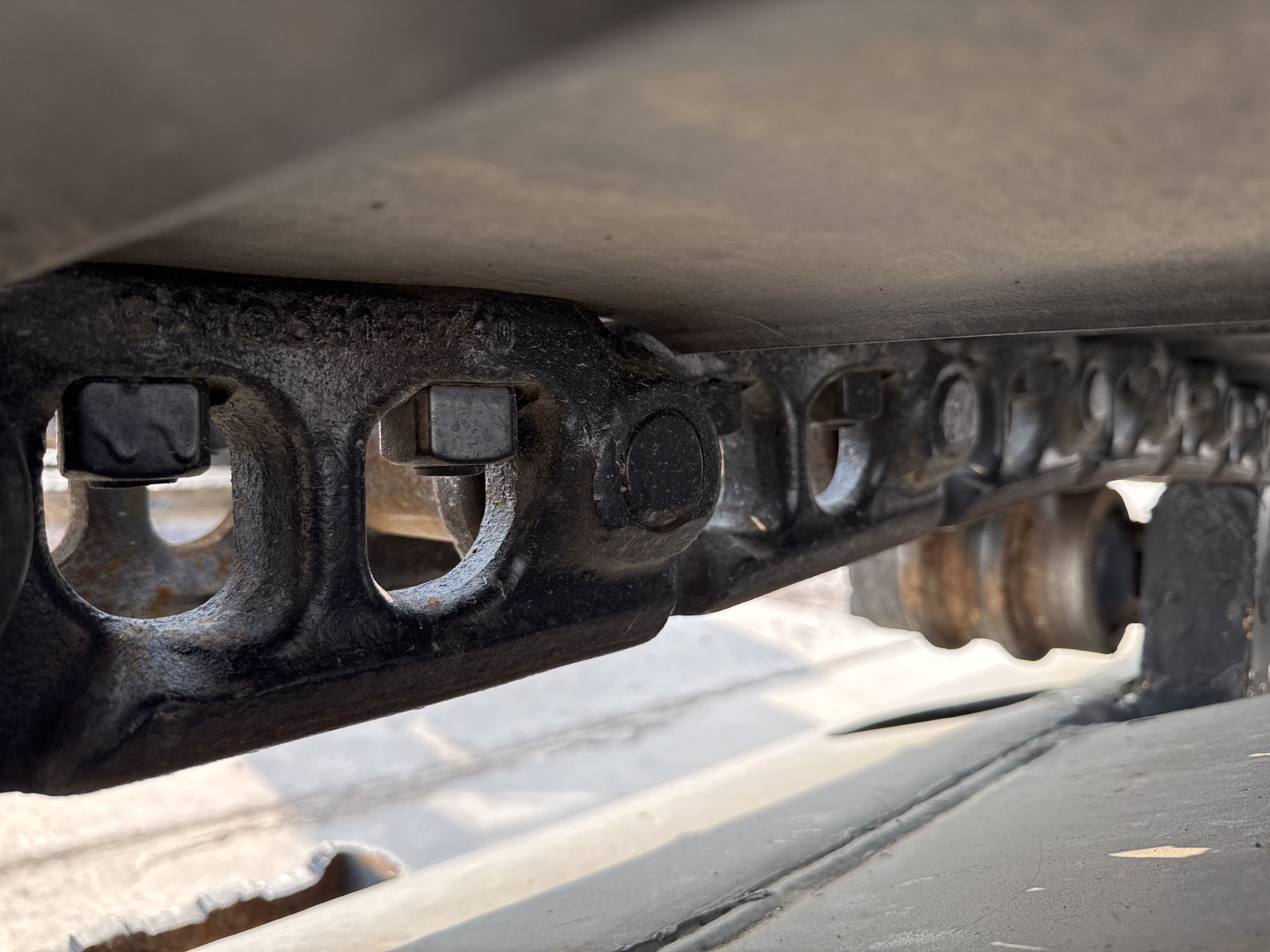 MDX-013-Cat-323D3-Medium-excavators-inspection-Undercarriage-Right-track-chain-2