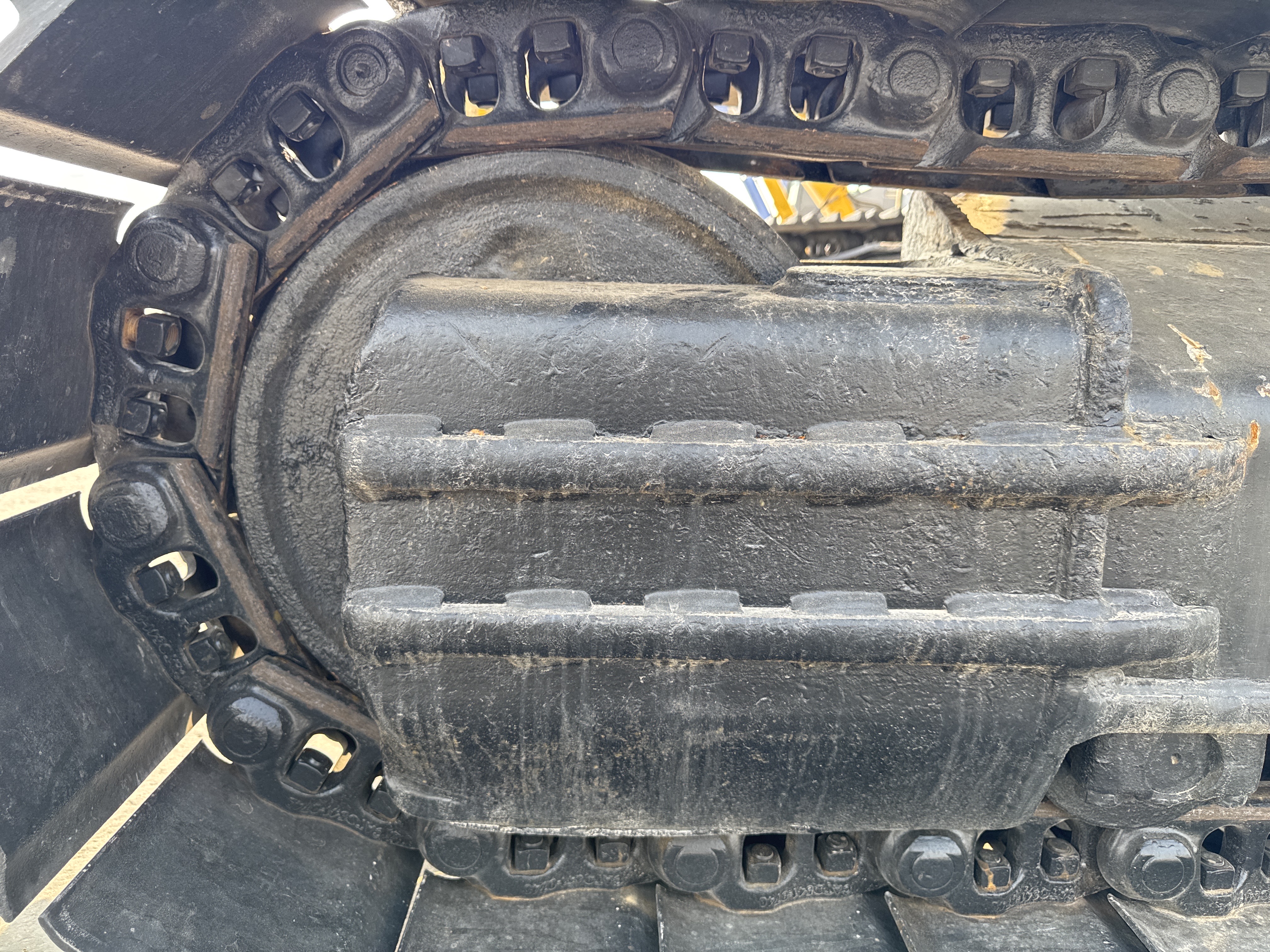 MDX-013-Cat-323D3-Medium-excavators-inspection-Undercarriage-left-idler-2
