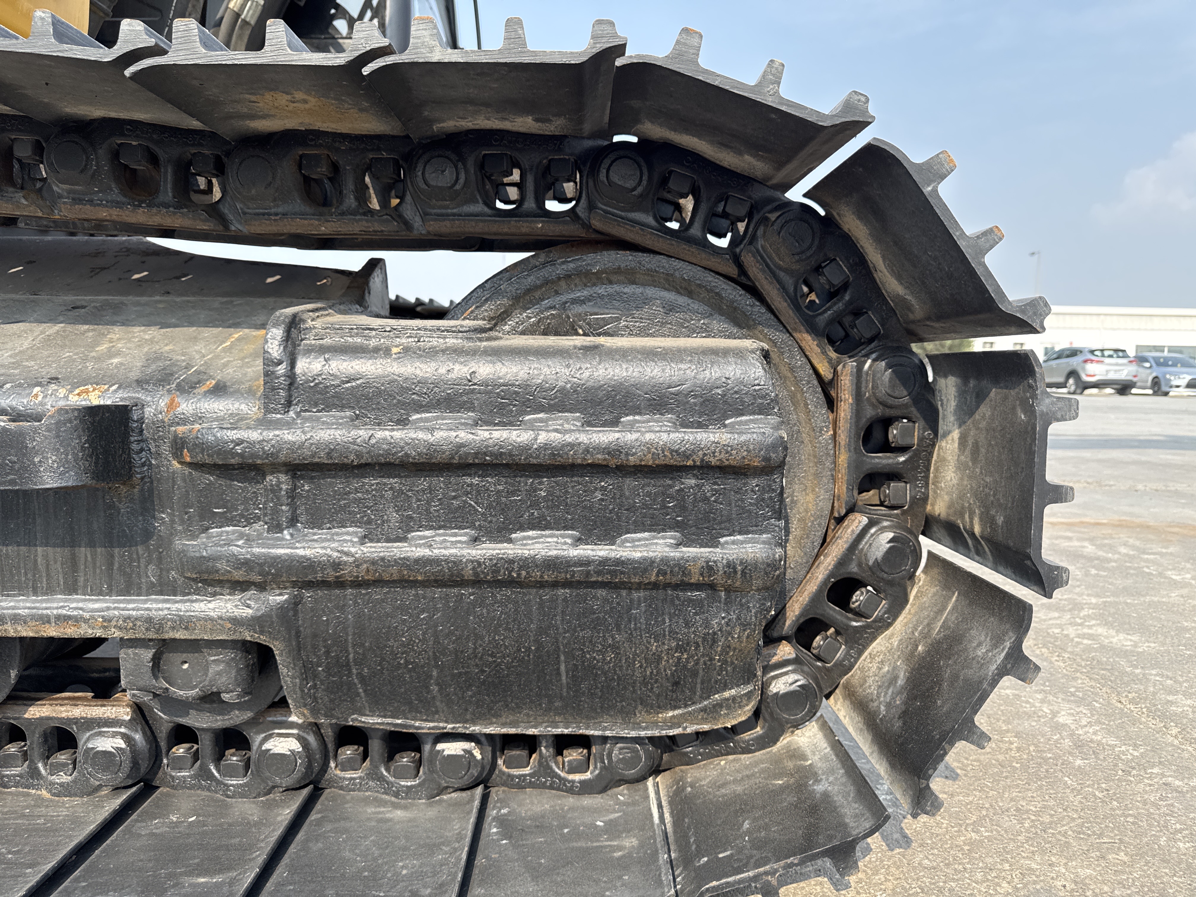 MDX-013-Cat-323D3-Medium-excavators-inspection-Undercarriage-Right-idler-2