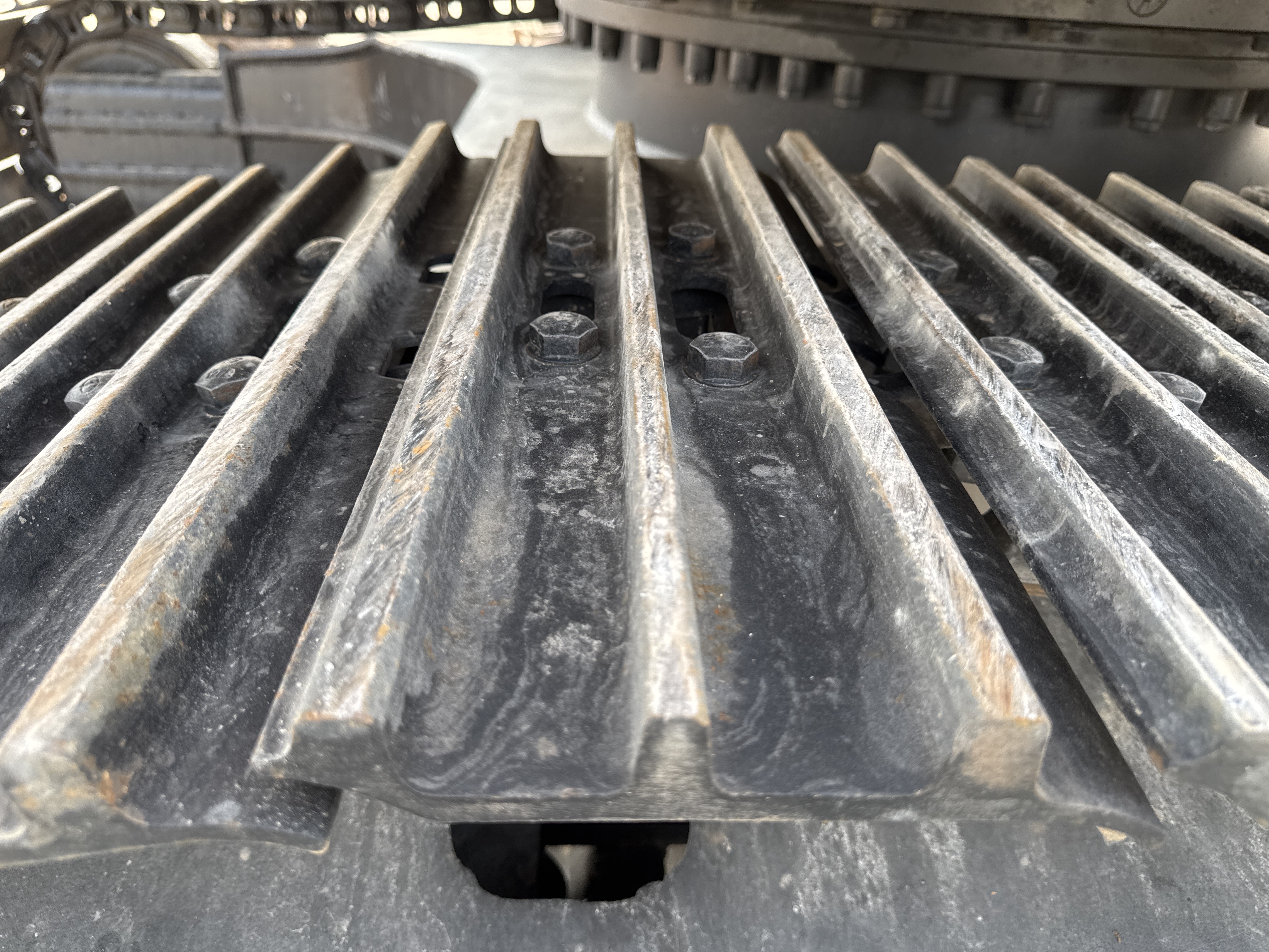 MDX-013-Cat-323D3-Medium-excavators-inspection-Undercarriage-Left-track-shoes-2