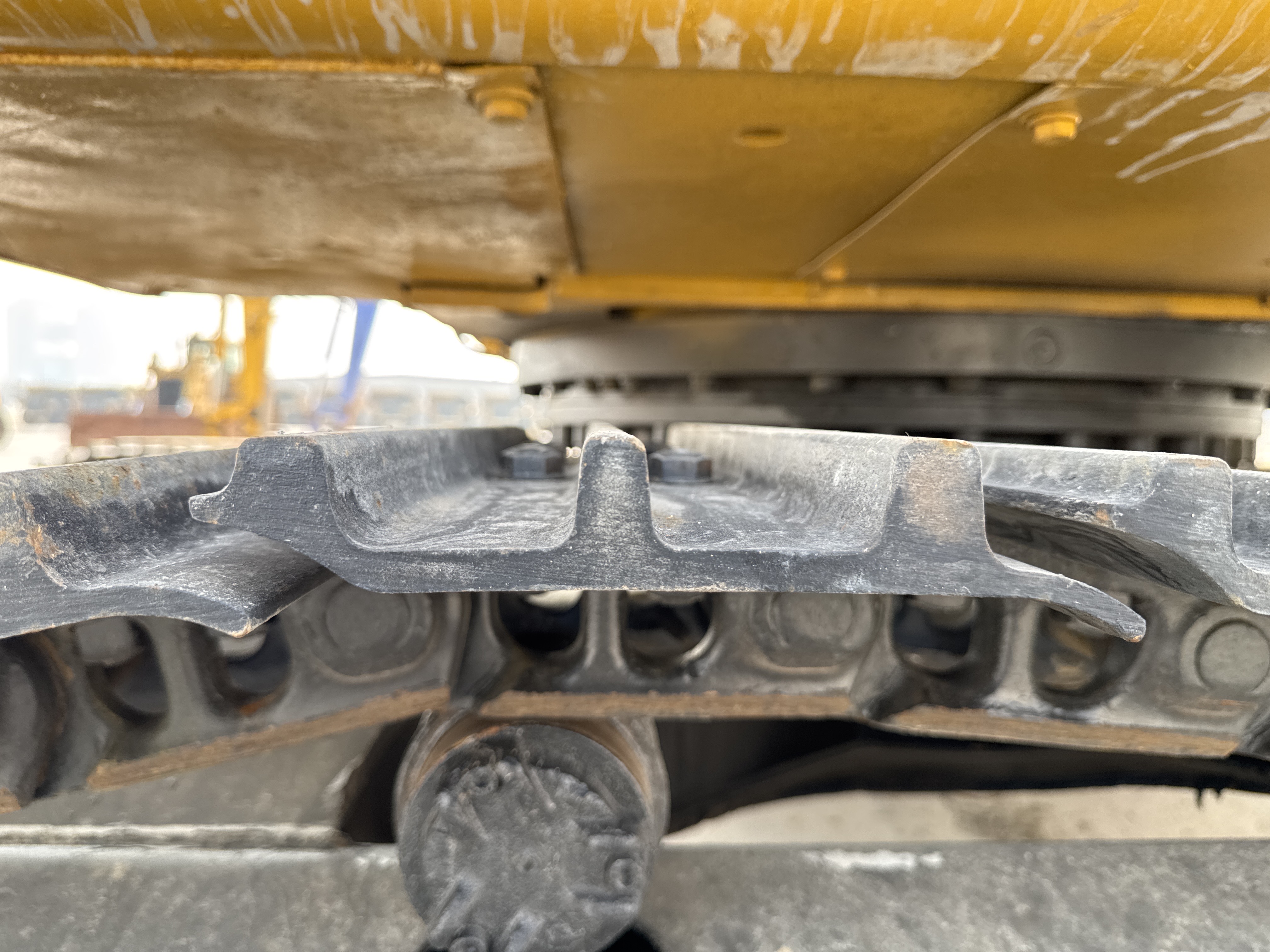 MDX-013-Cat-323D3-Medium-excavators-inspection-Undercarriage-Left-track-shoes-2