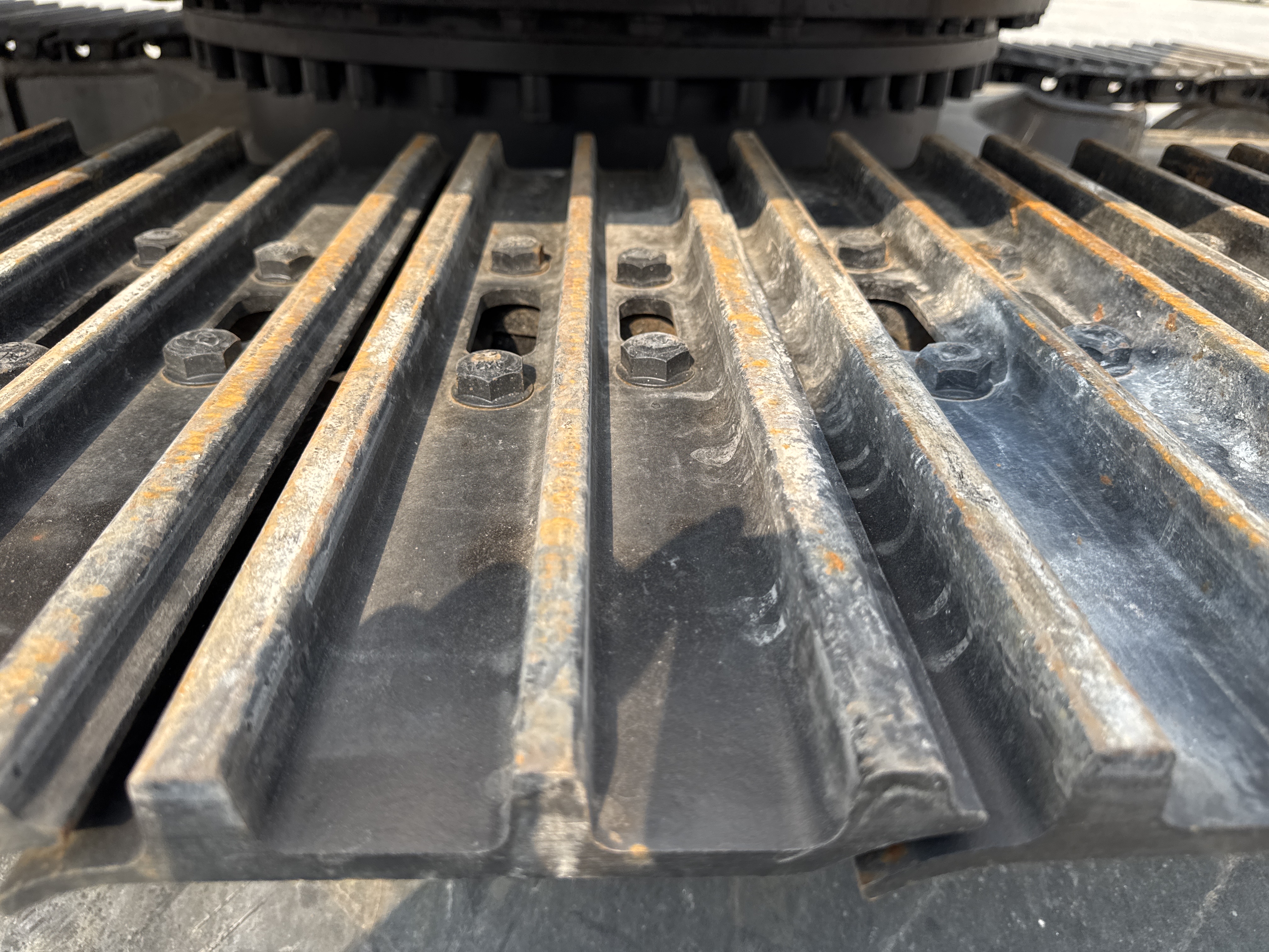 MDX-013-Cat-323D3-Medium-excavators-inspection-Undercarriage-Right-track-shoes-2
