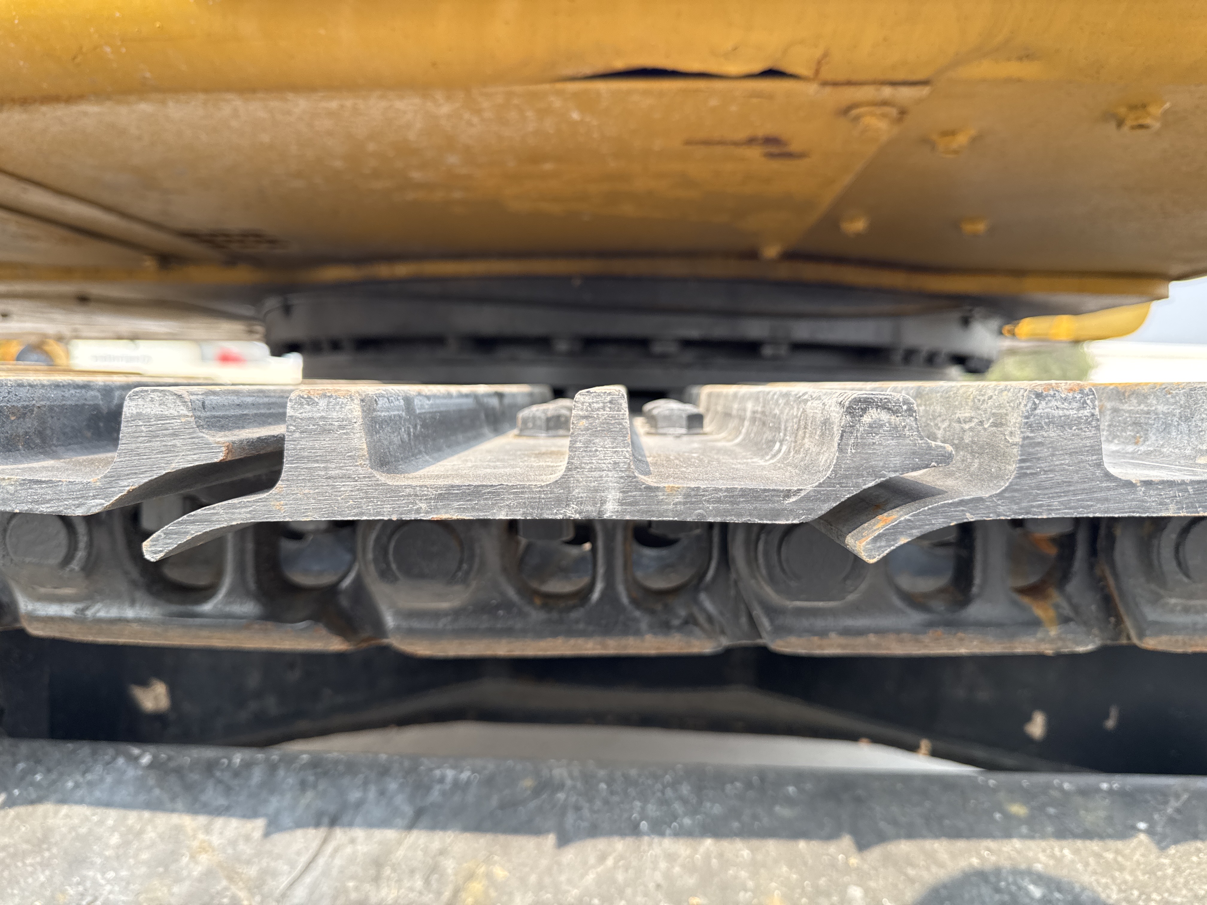 MDX-013-Cat-323D3-Medium-excavators-inspection-Undercarriage-Right-track-shoes-2