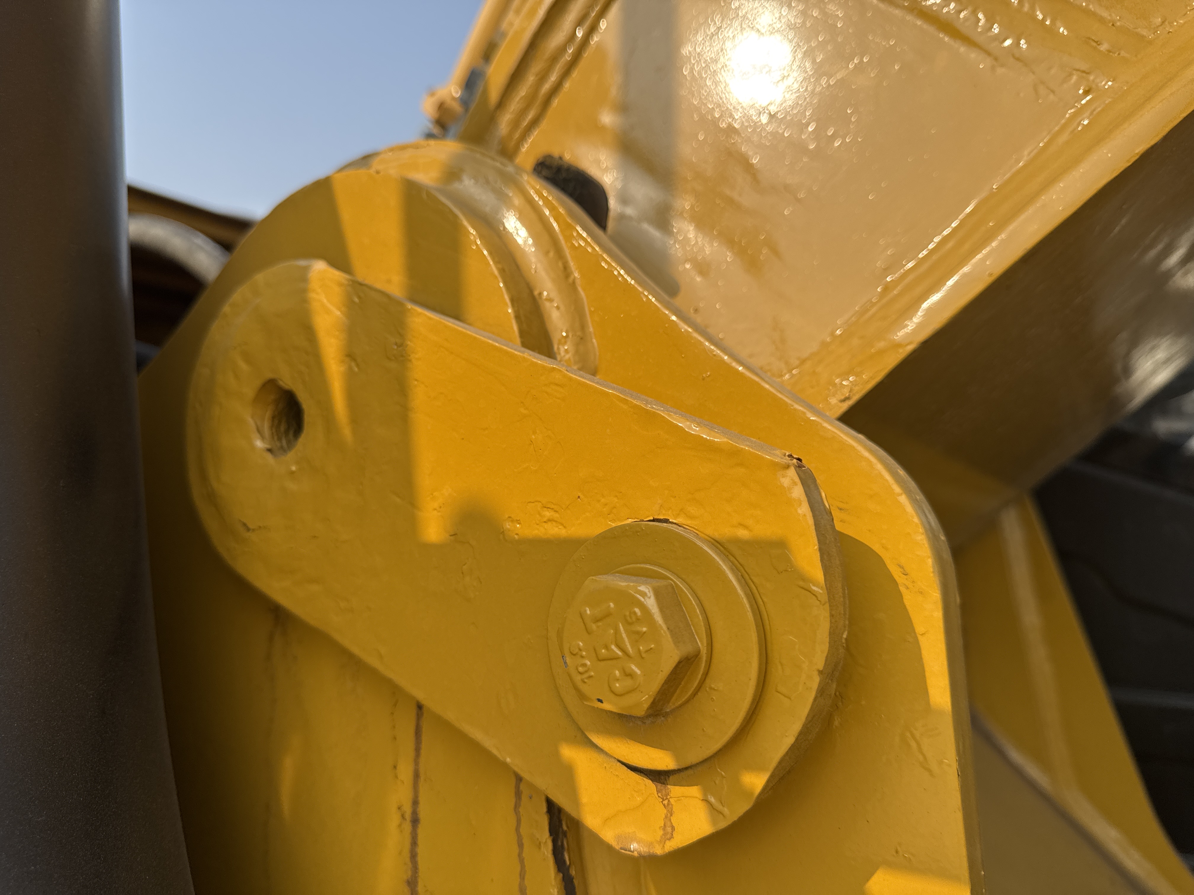 MDX-013-Cat-323D3-Medium-excavators-inspection-Chassis-Boom-base-pin-and-bushings-2
