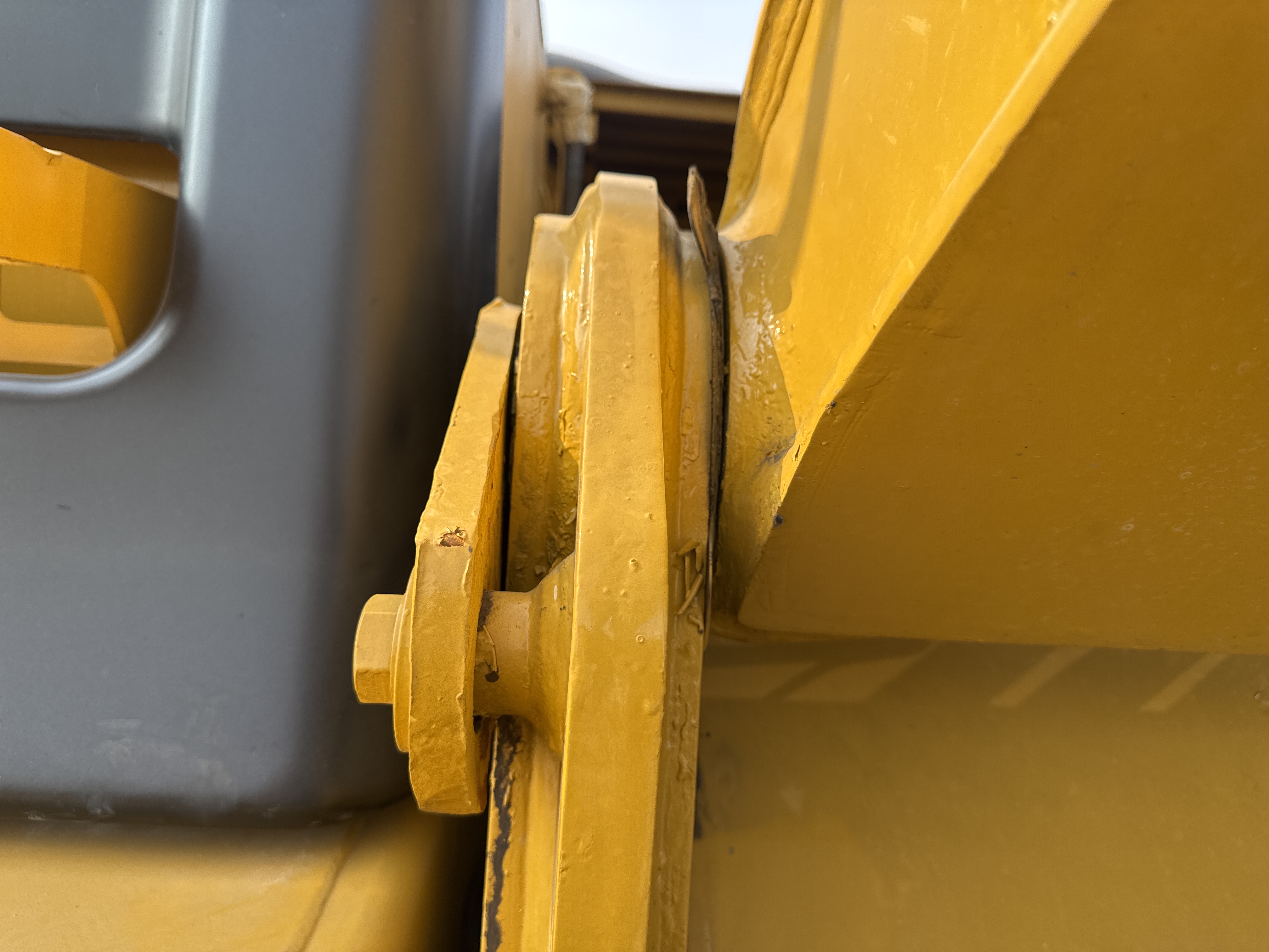MDX-013-Cat-323D3-Medium-excavators-inspection-Chassis-Boom-base-pin-and-bushings-2