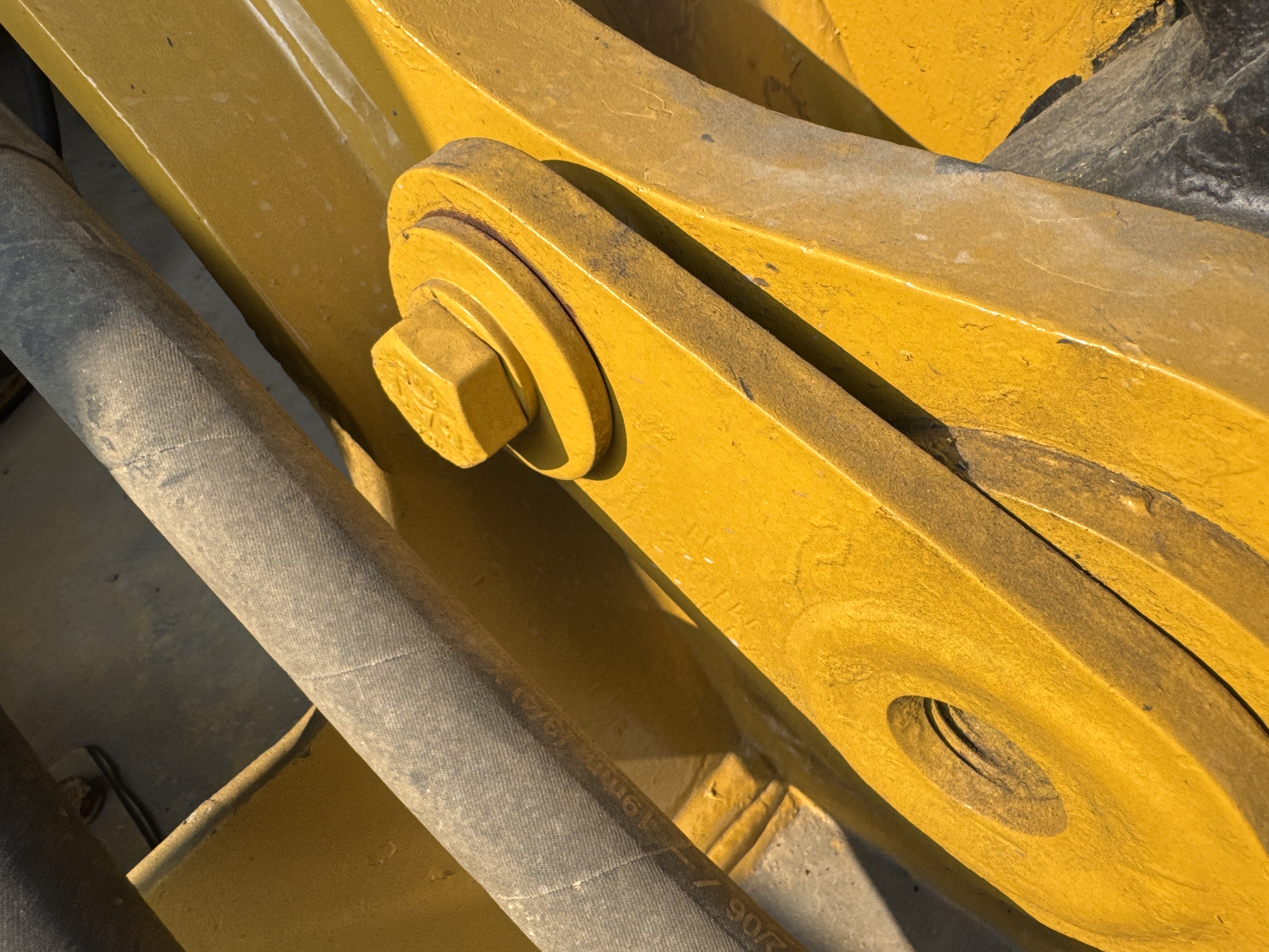MDX-013-Cat-323D3-Medium-excavators-inspection-Chassis-Boom-base-pin-and-bushings-2
